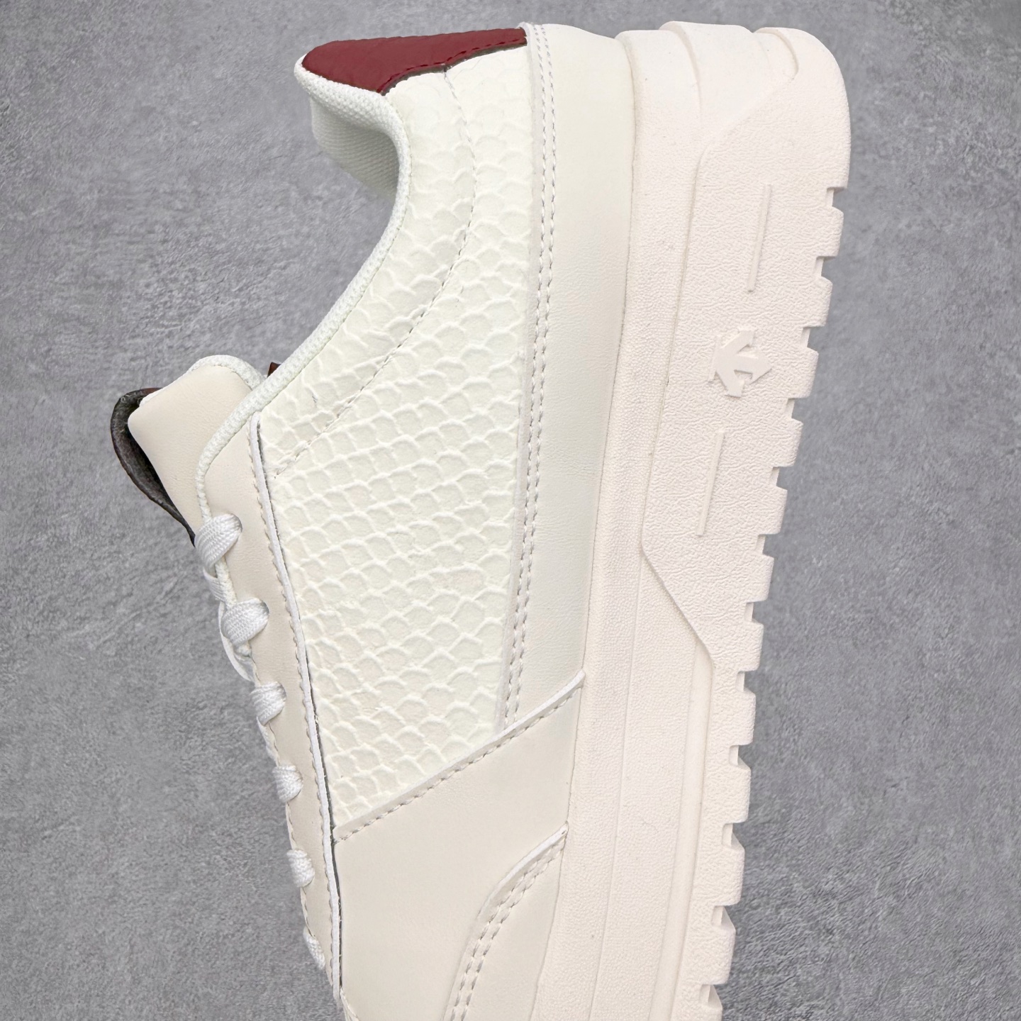 图片[7]-迪桑特DESCENTE Dualis DE Board运动舒适 低帮 生活休闲鞋 DESCENTE（迪桑特）创立于1935年，品牌名取自法语词汇，意为“滑降”。品牌箭头标识代表滑雪的三种技术“高速直线滑行”、“穿越”和“侧滑”，也寓意品牌在打造高端专业运动产品中不断追求完美的创新精神，致力于成为中国高端专业滑雪、综训、女子、铁人三项、高尔夫的第一品牌。实拍调校N版已经零色差零失真 百分百还原实物色彩所见即所得 不存在货不对板色差等低级问题 选购参考实物拍摄 不混卖不参货 只用心做好货严格选品 承诺混一赔十 尺码：36 36.5 37.5 38 38.5 39 40 40.5 41 42 42.5 43 44 44.5 45-选品中心