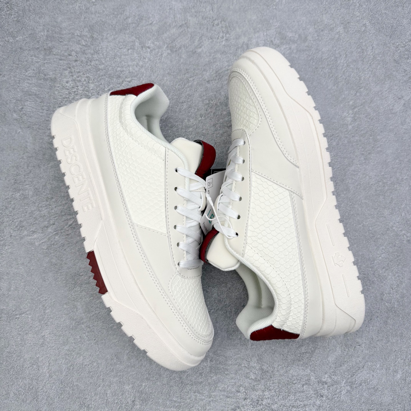 图片[3]-迪桑特DESCENTE Dualis DE Board运动舒适 低帮 生活休闲鞋 DESCENTE（迪桑特）创立于1935年，品牌名取自法语词汇，意为“滑降”。品牌箭头标识代表滑雪的三种技术“高速直线滑行”、“穿越”和“侧滑”，也寓意品牌在打造高端专业运动产品中不断追求完美的创新精神，致力于成为中国高端专业滑雪、综训、女子、铁人三项、高尔夫的第一品牌。实拍调校N版已经零色差零失真 百分百还原实物色彩所见即所得 不存在货不对板色差等低级问题 选购参考实物拍摄 不混卖不参货 只用心做好货严格选品 承诺混一赔十 尺码：36 36.5 37.5 38 38.5 39 40 40.5 41 42 42.5 43 44 44.5 45-选品中心