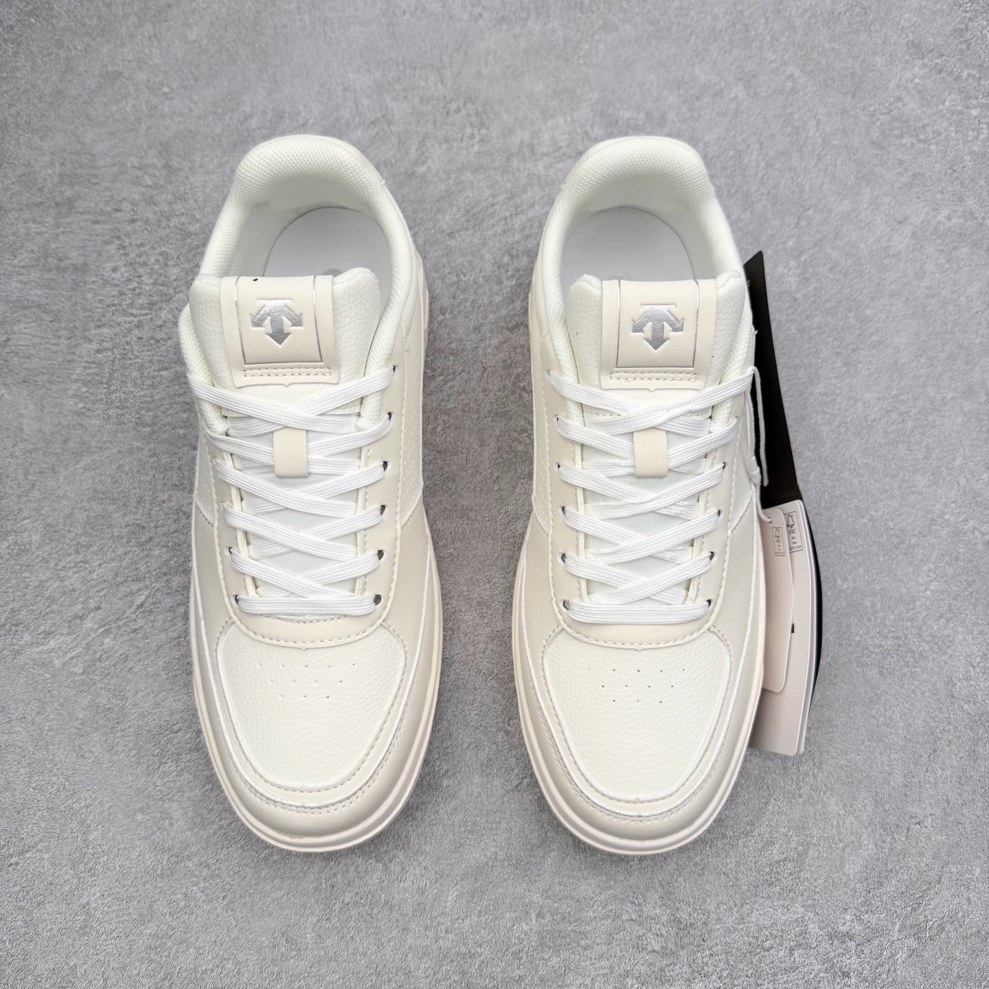 图片[2]-迪桑特DESCENTE Dualis DE Board运动舒适 低帮 生活休闲鞋 DESCENTE（迪桑特）创立于1935年，品牌名取自法语词汇，意为“滑降”。品牌箭头标识代表滑雪的三种技术“高速直线滑行”、“穿越”和“侧滑”，也寓意品牌在打造高端专业运动产品中不断追求完美的创新精神，致力于成为中国高端专业滑雪、综训、女子、铁人三项、高尔夫的第一品牌。实拍调校N版已经零色差零失真 百分百还原实物色彩所见即所得 不存在货不对板色差等低级问题 选购参考实物拍摄 不混卖不参货 只用心做好货严格选品 承诺混一赔十 尺码：36 36.5 37.5 38 38.5 39 40 40.5 41 42 42.5 43 44 44.5 45-选品中心