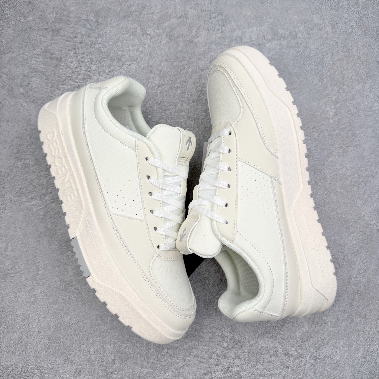 图片[3]-迪桑特DESCENTE Dualis DE Board运动舒适 低帮 生活休闲鞋 DESCENTE（迪桑特）创立于1935年，品牌名取自法语词汇，意为“滑降”。品牌箭头标识代表滑雪的三种技术“高速直线滑行”、“穿越”和“侧滑”，也寓意品牌在打造高端专业运动产品中不断追求完美的创新精神，致力于成为中国高端专业滑雪、综训、女子、铁人三项、高尔夫的第一品牌。实拍调校N版已经零色差零失真 百分百还原实物色彩所见即所得 不存在货不对板色差等低级问题 选购参考实物拍摄 不混卖不参货 只用心做好货严格选品 承诺混一赔十 尺码：36 36.5 37.5 38 38.5 39 40 40.5 41 42 42.5 43 44 44.5 45-选品中心