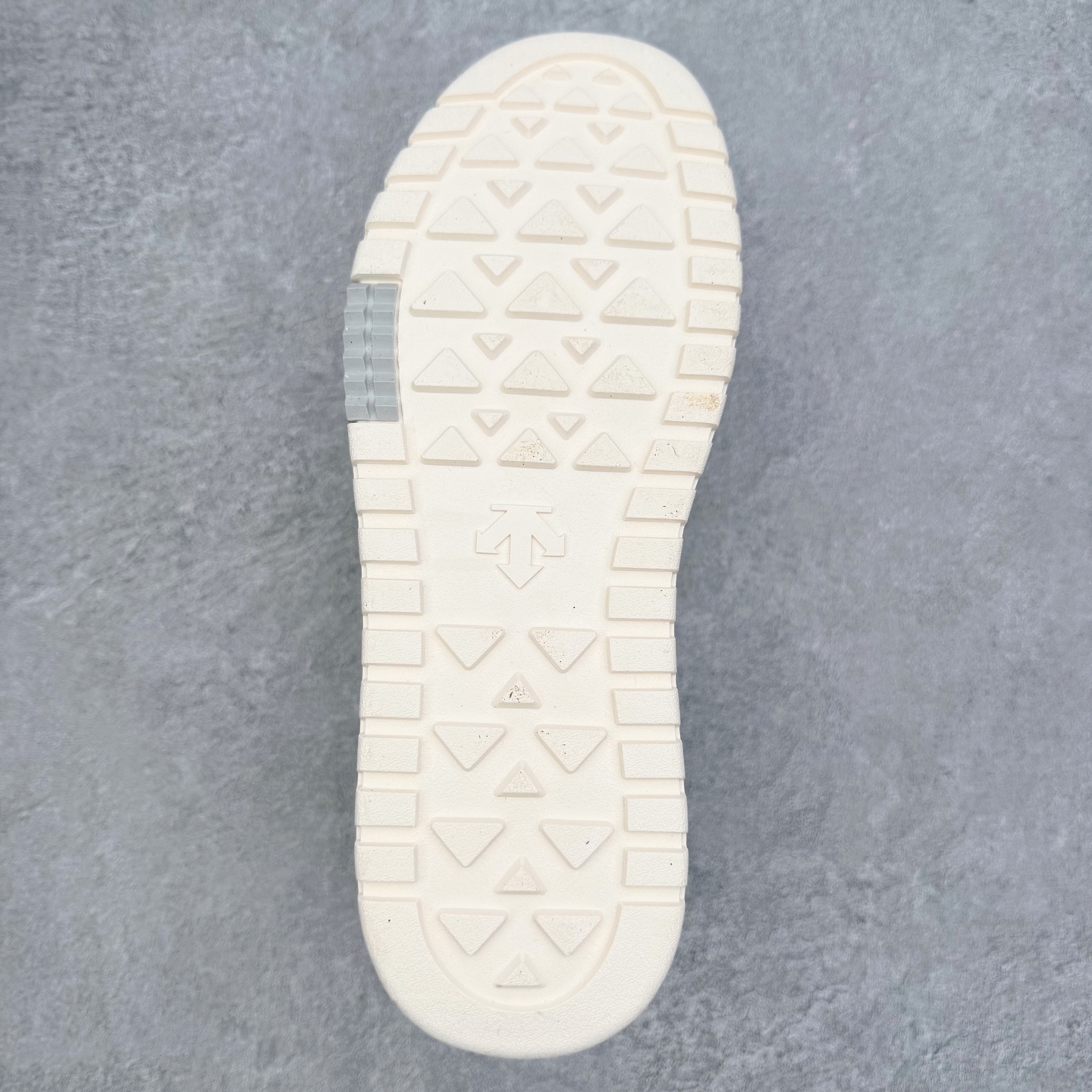 图片[9]-迪桑特DESCENTE Dualis DE Board运动舒适 低帮 生活休闲鞋 DESCENTE（迪桑特）创立于1935年，品牌名取自法语词汇，意为“滑降”。品牌箭头标识代表滑雪的三种技术“高速直线滑行”、“穿越”和“侧滑”，也寓意品牌在打造高端专业运动产品中不断追求完美的创新精神，致力于成为中国高端专业滑雪、综训、女子、铁人三项、高尔夫的第一品牌。实拍调校N版已经零色差零失真 百分百还原实物色彩所见即所得 不存在货不对板色差等低级问题 选购参考实物拍摄 不混卖不参货 只用心做好货严格选品 承诺混一赔十 尺码：36 36.5 37.5 38 38.5 39 40 40.5 41 42 42.5 43 44 44.5 45-选品中心