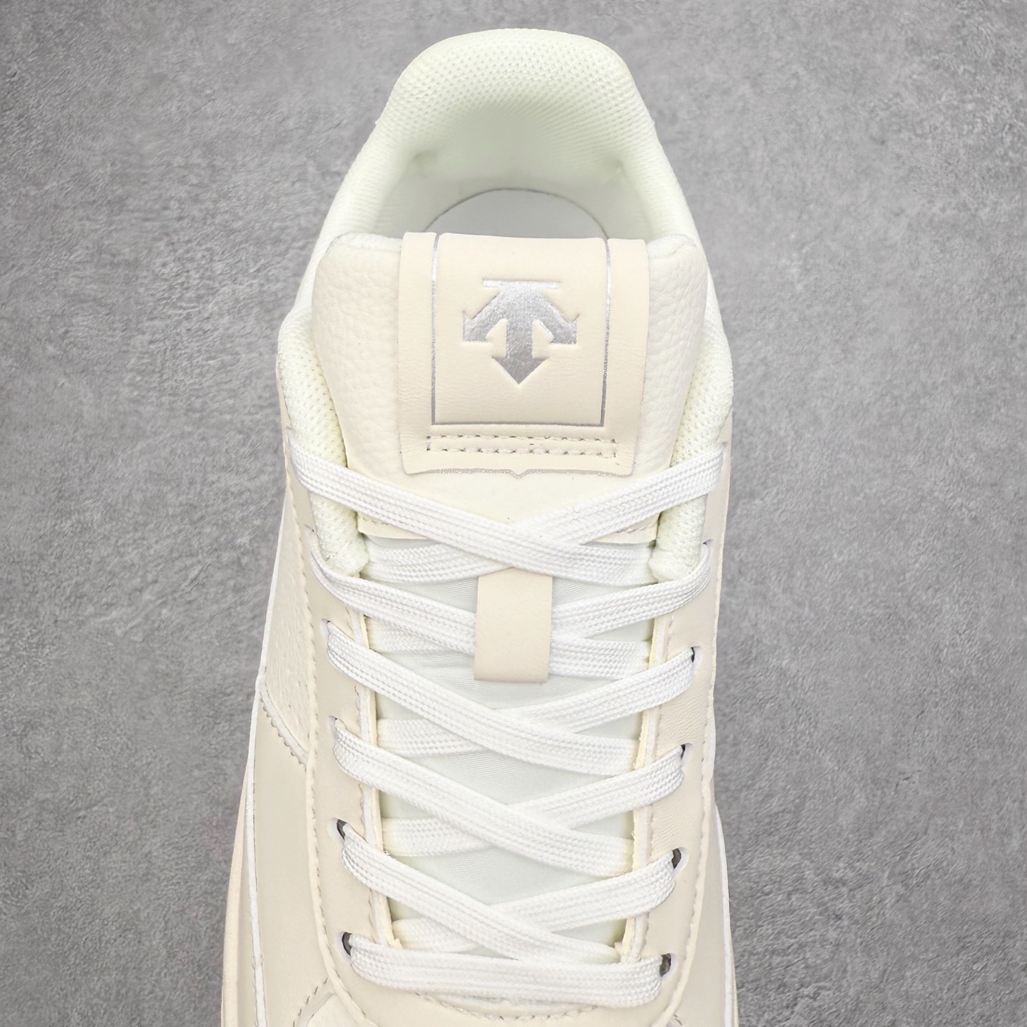 图片[5]-迪桑特DESCENTE Dualis DE Board运动舒适 低帮 生活休闲鞋 DESCENTE（迪桑特）创立于1935年，品牌名取自法语词汇，意为“滑降”。品牌箭头标识代表滑雪的三种技术“高速直线滑行”、“穿越”和“侧滑”，也寓意品牌在打造高端专业运动产品中不断追求完美的创新精神，致力于成为中国高端专业滑雪、综训、女子、铁人三项、高尔夫的第一品牌。实拍调校N版已经零色差零失真 百分百还原实物色彩所见即所得 不存在货不对板色差等低级问题 选购参考实物拍摄 不混卖不参货 只用心做好货严格选品 承诺混一赔十 尺码：36 36.5 37.5 38 38.5 39 40 40.5 41 42 42.5 43 44 44.5 45-选品中心