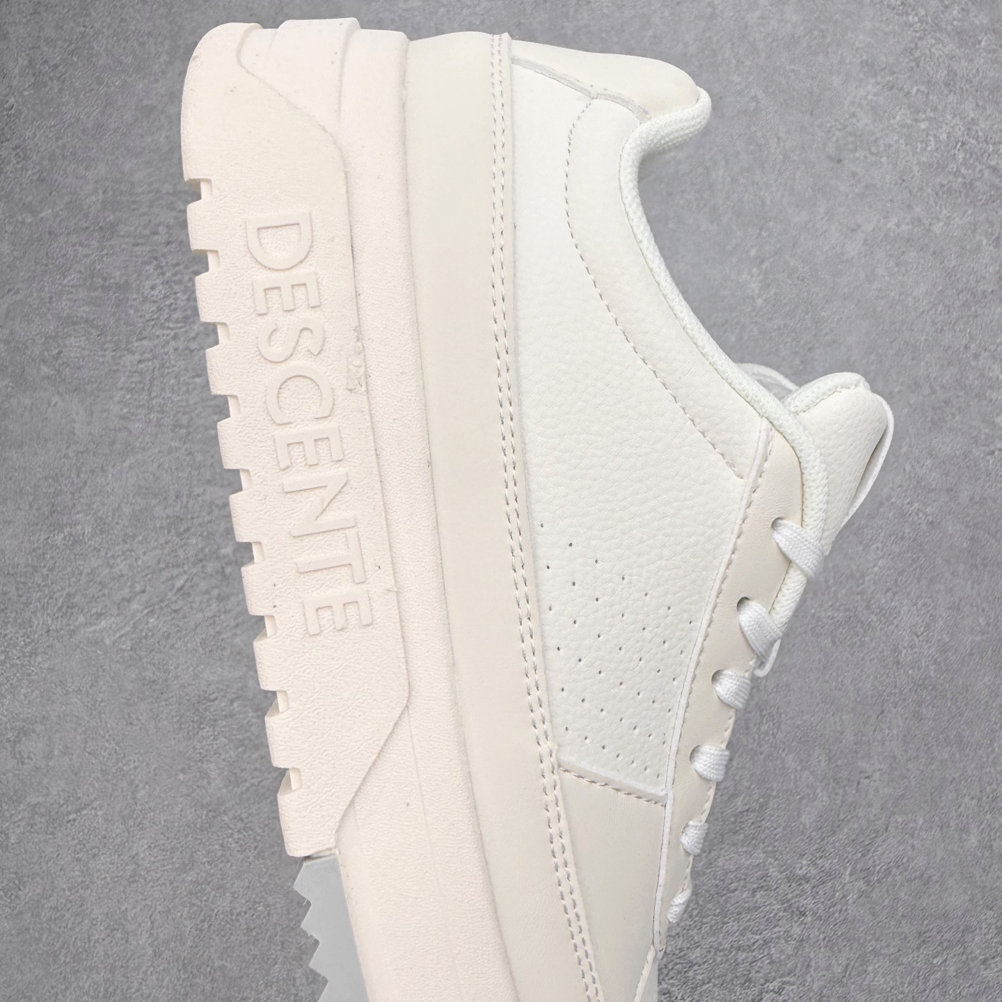 图片[6]-迪桑特DESCENTE Dualis DE Board运动舒适 低帮 生活休闲鞋 DESCENTE（迪桑特）创立于1935年，品牌名取自法语词汇，意为“滑降”。品牌箭头标识代表滑雪的三种技术“高速直线滑行”、“穿越”和“侧滑”，也寓意品牌在打造高端专业运动产品中不断追求完美的创新精神，致力于成为中国高端专业滑雪、综训、女子、铁人三项、高尔夫的第一品牌。实拍调校N版已经零色差零失真 百分百还原实物色彩所见即所得 不存在货不对板色差等低级问题 选购参考实物拍摄 不混卖不参货 只用心做好货严格选品 承诺混一赔十 尺码：36 36.5 37.5 38 38.5 39 40 40.5 41 42 42.5 43 44 44.5 45-选品中心