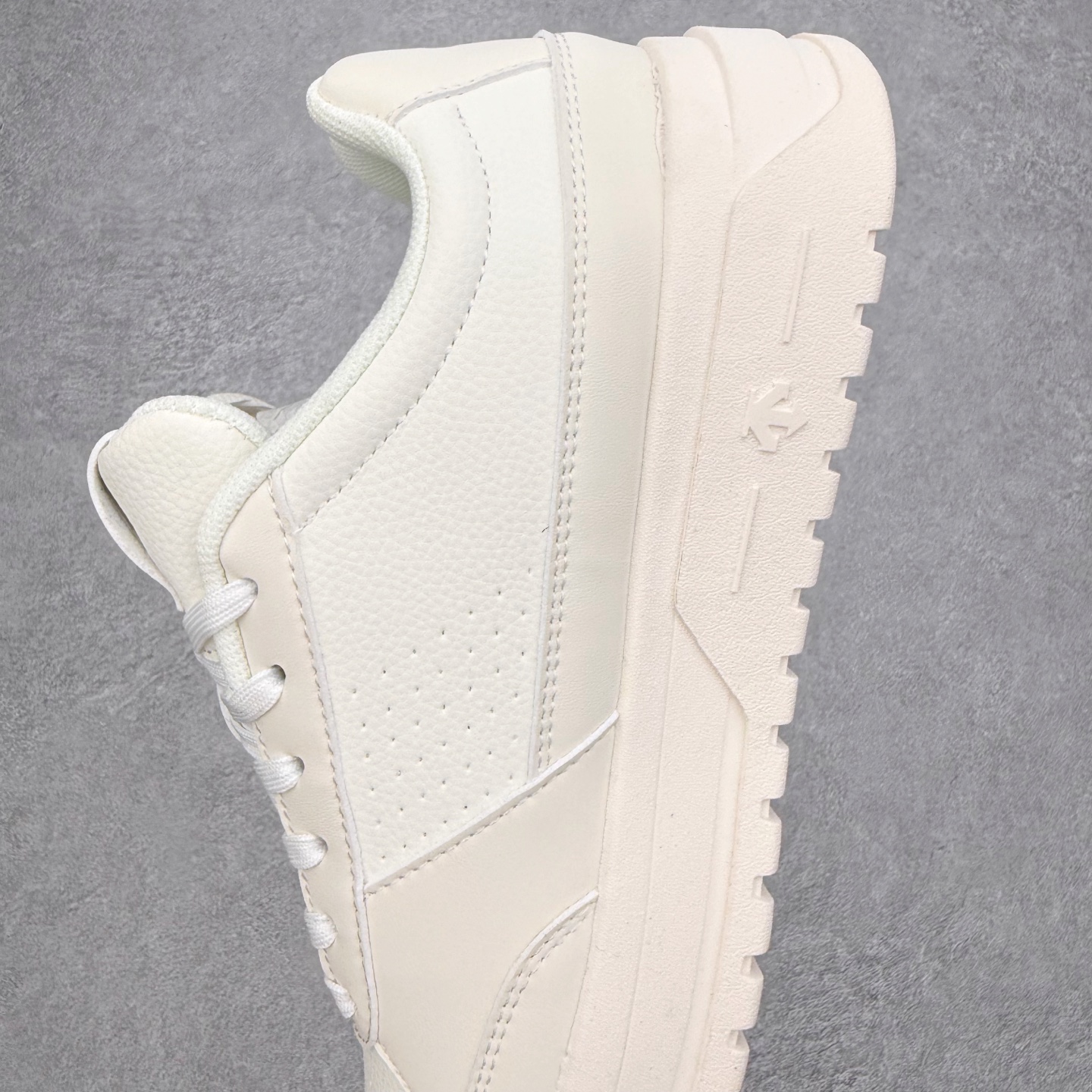 图片[7]-迪桑特DESCENTE Dualis DE Board运动舒适 低帮 生活休闲鞋 DESCENTE（迪桑特）创立于1935年，品牌名取自法语词汇，意为“滑降”。品牌箭头标识代表滑雪的三种技术“高速直线滑行”、“穿越”和“侧滑”，也寓意品牌在打造高端专业运动产品中不断追求完美的创新精神，致力于成为中国高端专业滑雪、综训、女子、铁人三项、高尔夫的第一品牌。实拍调校N版已经零色差零失真 百分百还原实物色彩所见即所得 不存在货不对板色差等低级问题 选购参考实物拍摄 不混卖不参货 只用心做好货严格选品 承诺混一赔十 尺码：36 36.5 37.5 38 38.5 39 40 40.5 41 42 42.5 43 44 44.5 45-选品中心