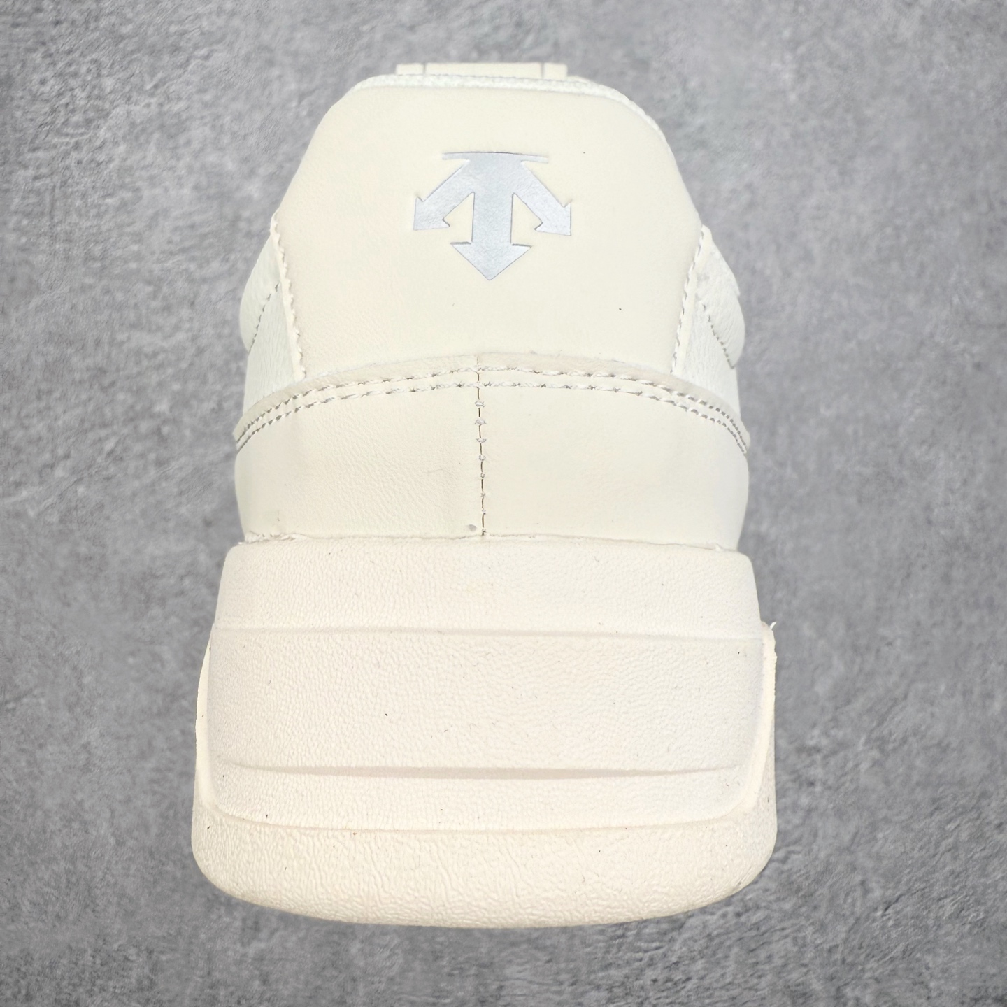 图片[8]-迪桑特DESCENTE Dualis DE Board运动舒适 低帮 生活休闲鞋 DESCENTE（迪桑特）创立于1935年，品牌名取自法语词汇，意为“滑降”。品牌箭头标识代表滑雪的三种技术“高速直线滑行”、“穿越”和“侧滑”，也寓意品牌在打造高端专业运动产品中不断追求完美的创新精神，致力于成为中国高端专业滑雪、综训、女子、铁人三项、高尔夫的第一品牌。实拍调校N版已经零色差零失真 百分百还原实物色彩所见即所得 不存在货不对板色差等低级问题 选购参考实物拍摄 不混卖不参货 只用心做好货严格选品 承诺混一赔十 尺码：36 36.5 37.5 38 38.5 39 40 40.5 41 42 42.5 43 44 44.5 45-选品中心