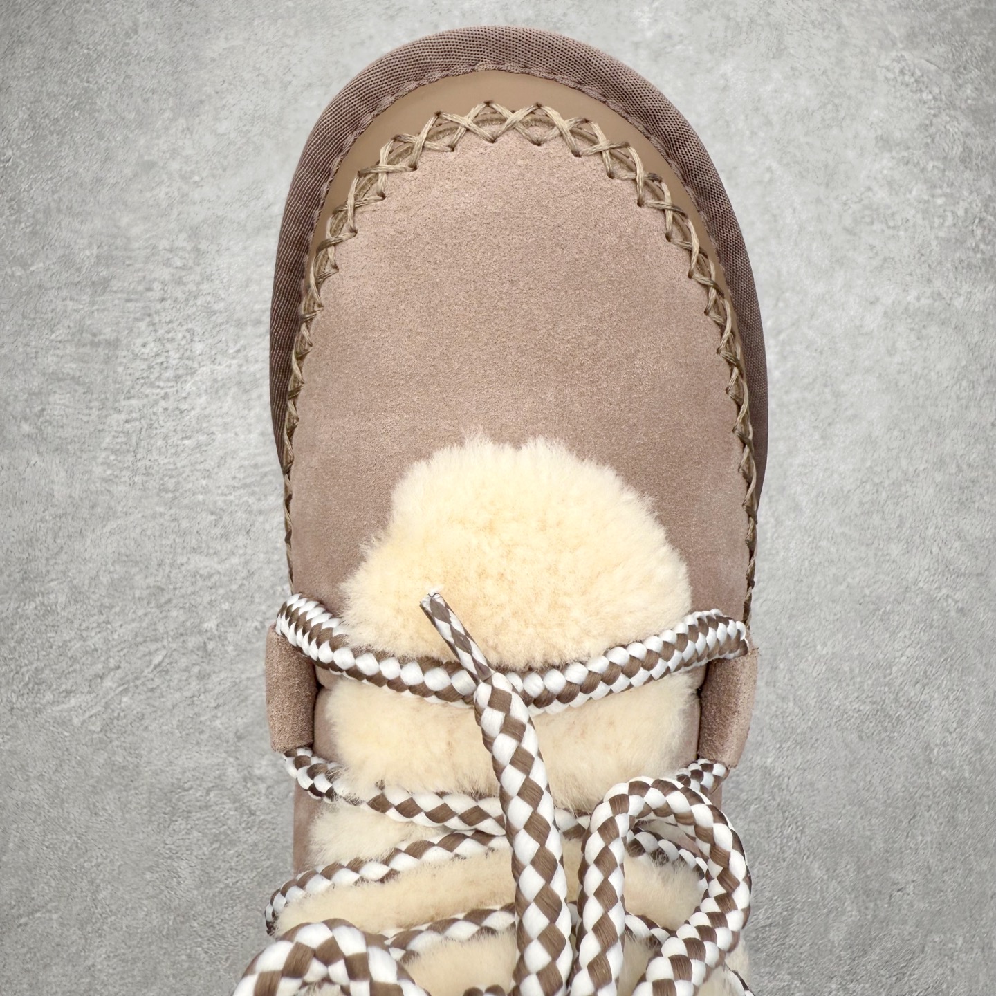 图片[4]-UGG 4574 秋冬羊皮毛一体雪地靴 全鞋采用ZP同厂 隆丰A级澳洲进口羊皮毛一体 品牌代工厂生产线 完全遵循ZP工艺流程 代工厂原厂版师 秉承无原鞋不开发选择 注重每一处细节 市面最正版型 TREADLITE\\\”轻翼\\\”科技外底 轻便/耐用/柔韧/桩型【售后郑重承诺】一个月内若出现重大脱胶/断底等质量问题 直接为您换新！尺码：35 36 37 38 39 40-选品中心