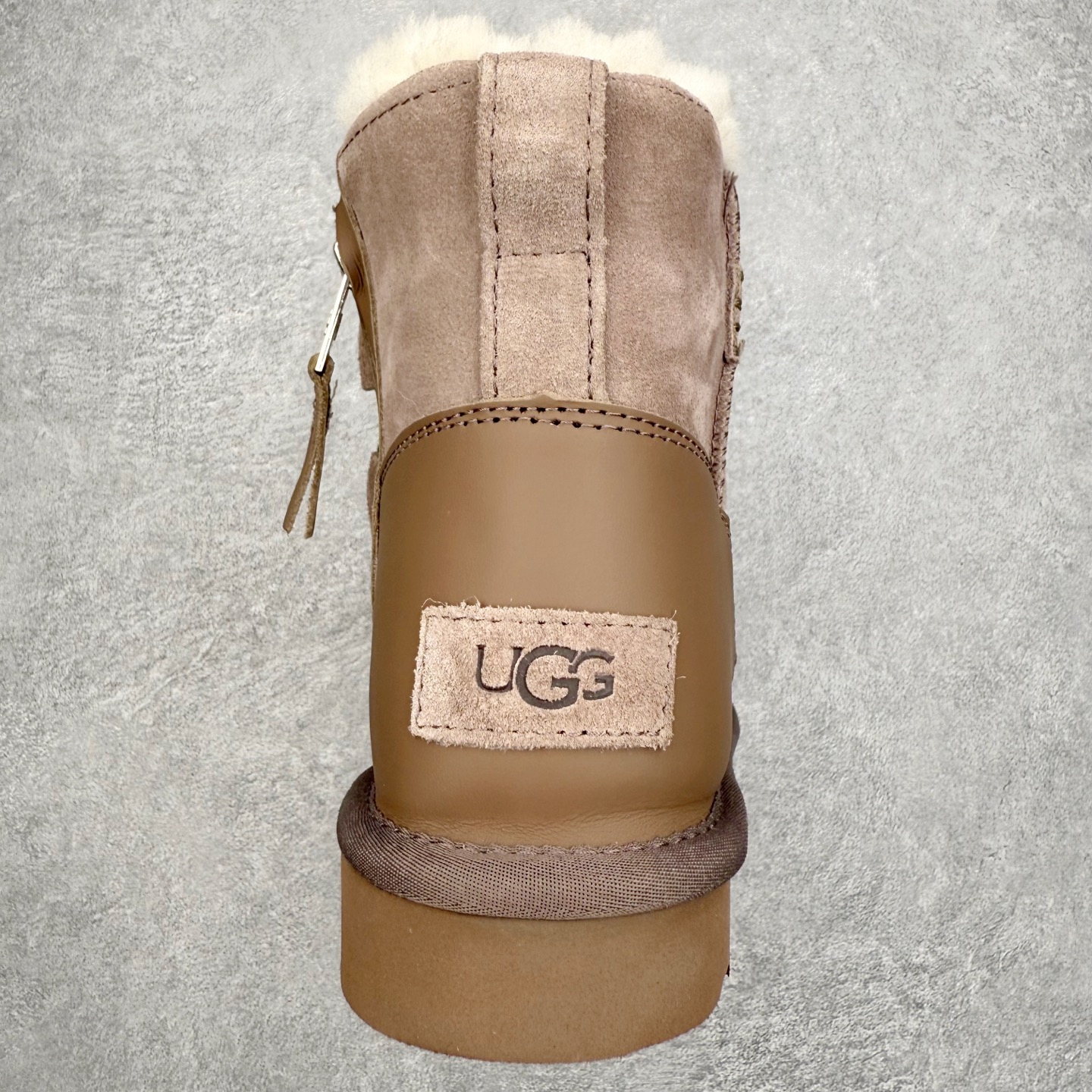 图片[8]-UGG 4574 秋冬羊皮毛一体雪地靴 全鞋采用ZP同厂 隆丰A级澳洲进口羊皮毛一体 品牌代工厂生产线 完全遵循ZP工艺流程 代工厂原厂版师 秉承无原鞋不开发选择 注重每一处细节 市面最正版型 TREADLITE\\\”轻翼\\\”科技外底 轻便/耐用/柔韧/桩型【售后郑重承诺】一个月内若出现重大脱胶/断底等质量问题 直接为您换新！尺码：35 36 37 38 39 40-选品中心