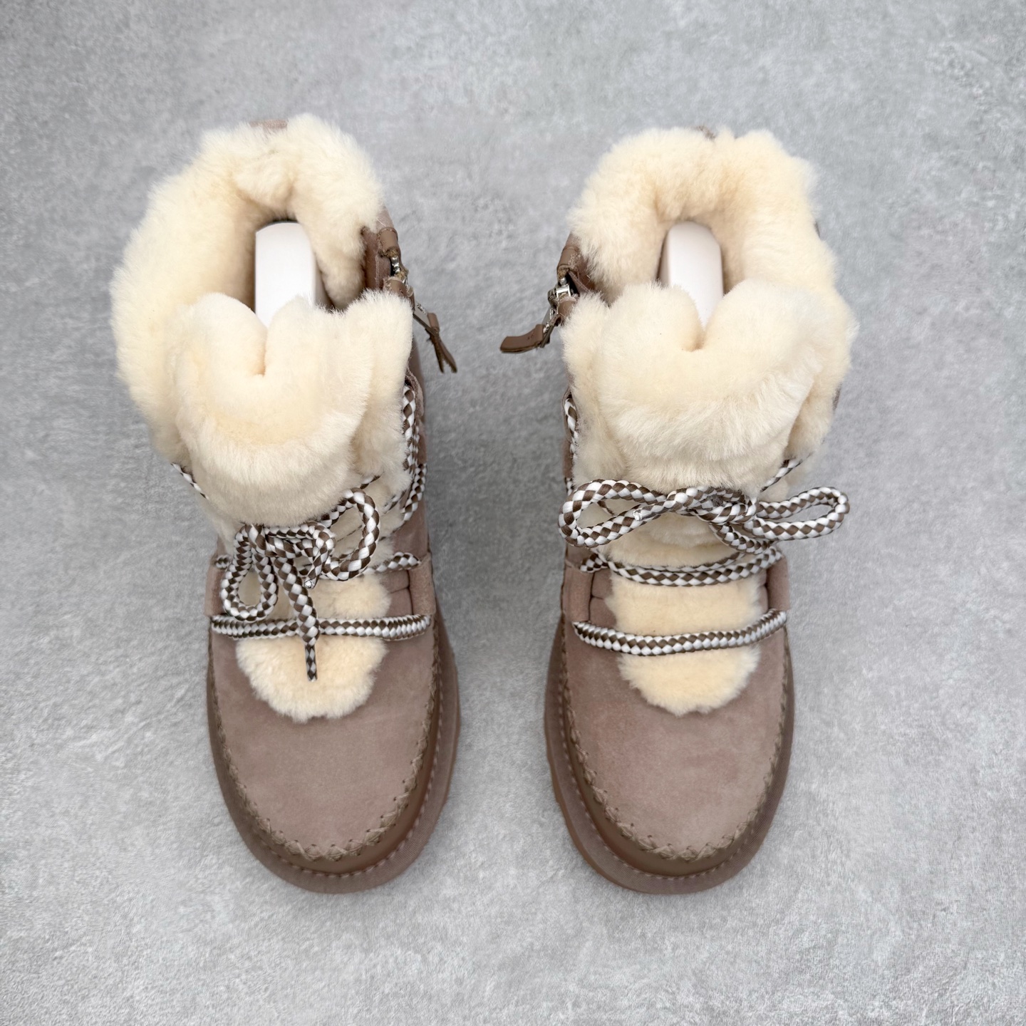 图片[2]-UGG 4574 秋冬羊皮毛一体雪地靴 全鞋采用ZP同厂 隆丰A级澳洲进口羊皮毛一体 品牌代工厂生产线 完全遵循ZP工艺流程 代工厂原厂版师 秉承无原鞋不开发选择 注重每一处细节 市面最正版型 TREADLITE\\\”轻翼\\\”科技外底 轻便/耐用/柔韧/桩型【售后郑重承诺】一个月内若出现重大脱胶/断底等质量问题 直接为您换新！尺码：35 36 37 38 39 40-选品中心