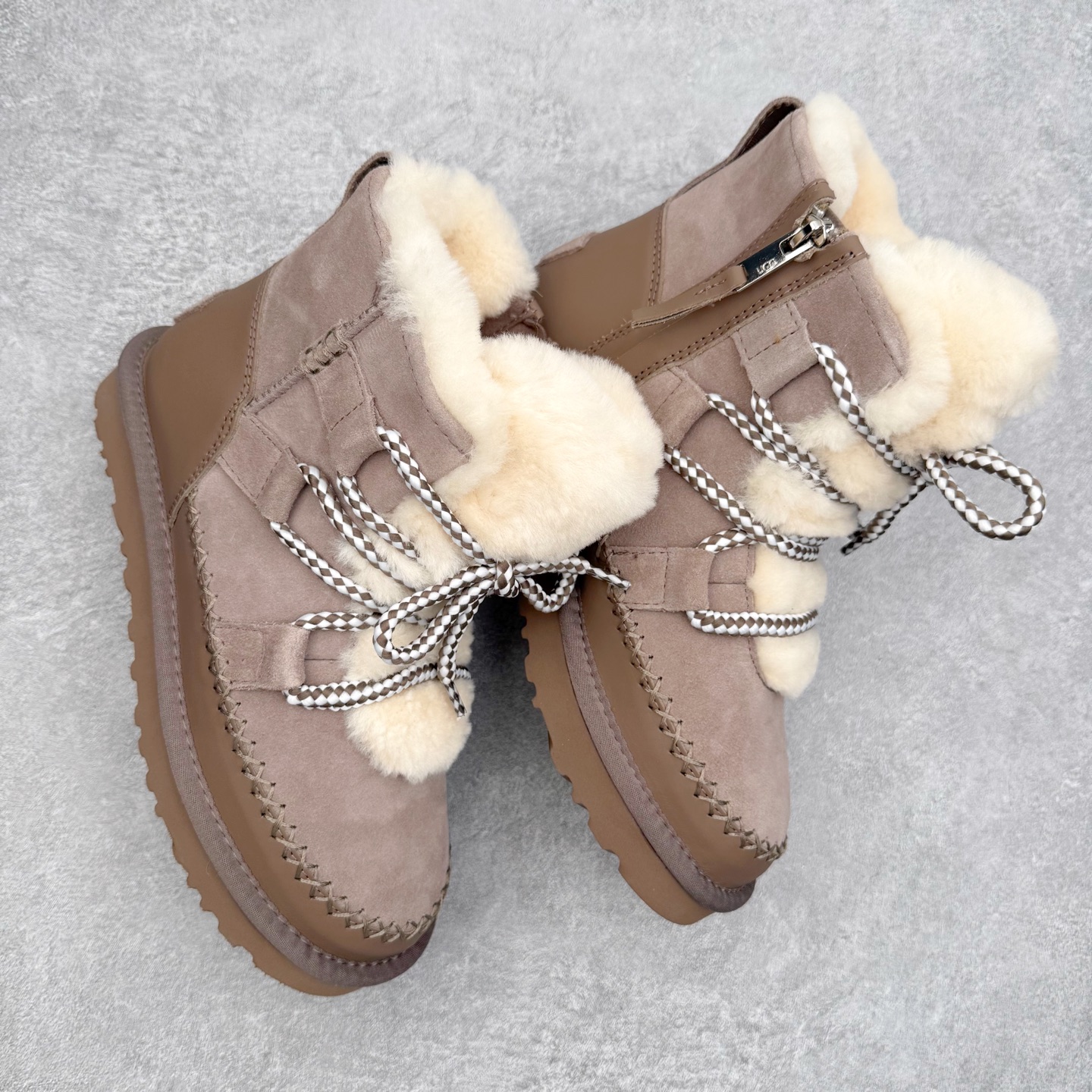 图片[3]-UGG 4574 秋冬羊皮毛一体雪地靴 全鞋采用ZP同厂 隆丰A级澳洲进口羊皮毛一体 品牌代工厂生产线 完全遵循ZP工艺流程 代工厂原厂版师 秉承无原鞋不开发选择 注重每一处细节 市面最正版型 TREADLITE\\\”轻翼\\\”科技外底 轻便/耐用/柔韧/桩型【售后郑重承诺】一个月内若出现重大脱胶/断底等质量问题 直接为您换新！尺码：35 36 37 38 39 40-选品中心