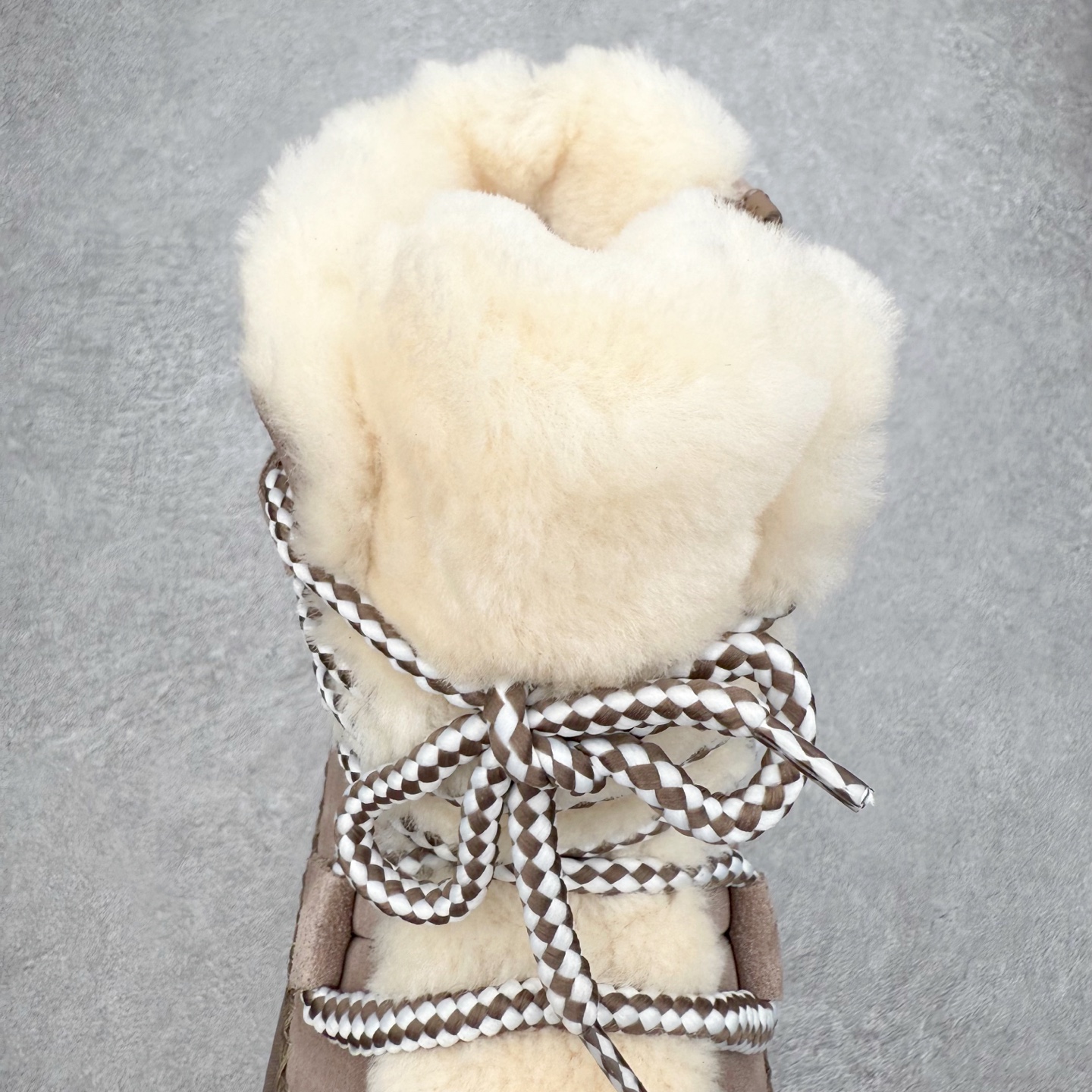 图片[5]-UGG 4574 秋冬羊皮毛一体雪地靴 全鞋采用ZP同厂 隆丰A级澳洲进口羊皮毛一体 品牌代工厂生产线 完全遵循ZP工艺流程 代工厂原厂版师 秉承无原鞋不开发选择 注重每一处细节 市面最正版型 TREADLITE\\\”轻翼\\\”科技外底 轻便/耐用/柔韧/桩型【售后郑重承诺】一个月内若出现重大脱胶/断底等质量问题 直接为您换新！尺码：35 36 37 38 39 40-选品中心