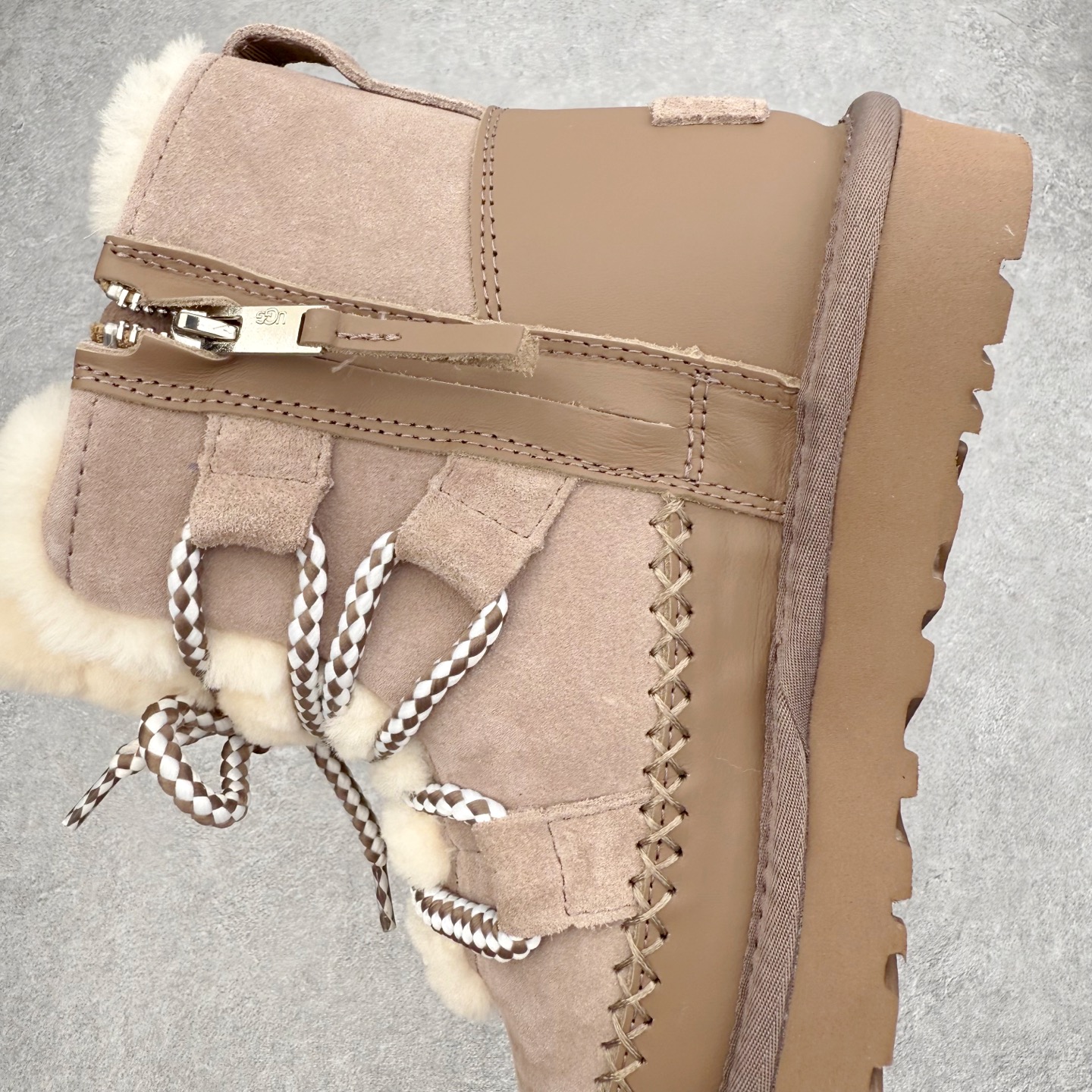 图片[7]-UGG 4574 秋冬羊皮毛一体雪地靴 全鞋采用ZP同厂 隆丰A级澳洲进口羊皮毛一体 品牌代工厂生产线 完全遵循ZP工艺流程 代工厂原厂版师 秉承无原鞋不开发选择 注重每一处细节 市面最正版型 TREADLITE\\\”轻翼\\\”科技外底 轻便/耐用/柔韧/桩型【售后郑重承诺】一个月内若出现重大脱胶/断底等质量问题 直接为您换新！尺码：35 36 37 38 39 40-选品中心