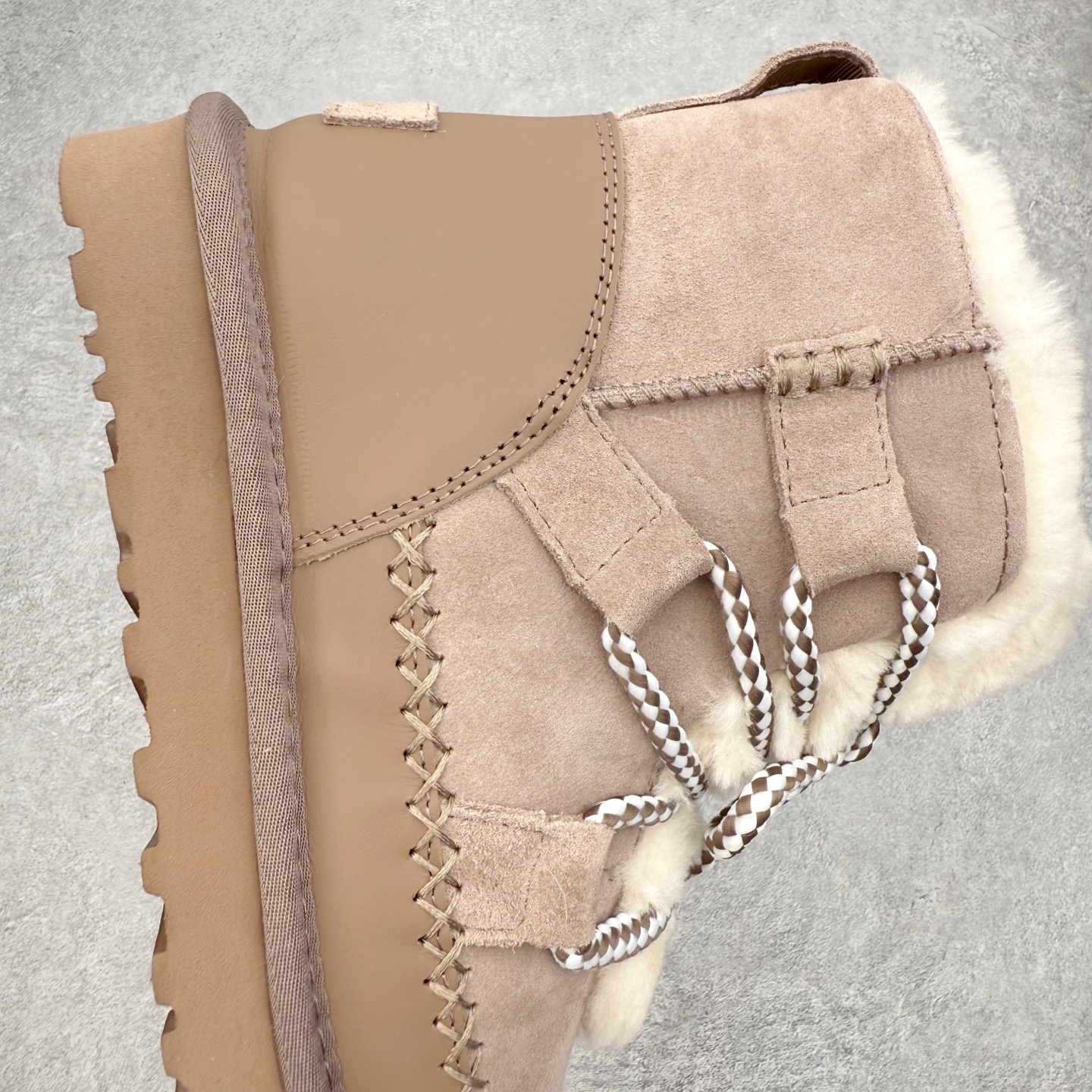 图片[6]-UGG 4574 秋冬羊皮毛一体雪地靴 全鞋采用ZP同厂 隆丰A级澳洲进口羊皮毛一体 品牌代工厂生产线 完全遵循ZP工艺流程 代工厂原厂版师 秉承无原鞋不开发选择 注重每一处细节 市面最正版型 TREADLITE\\\”轻翼\\\”科技外底 轻便/耐用/柔韧/桩型【售后郑重承诺】一个月内若出现重大脱胶/断底等质量问题 直接为您换新！尺码：35 36 37 38 39 40-选品中心