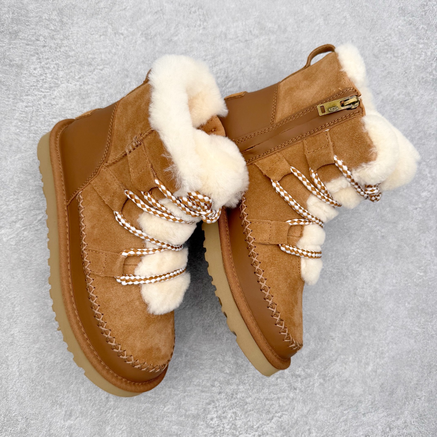 图片[3]-UGG 4574 秋冬羊皮毛一体雪地靴 全鞋采用ZP同厂 隆丰A级澳洲进口羊皮毛一体 品牌代工厂生产线 完全遵循ZP工艺流程 代工厂原厂版师 秉承无原鞋不开发选择 注重每一处细节 市面最正版型 TREADLITE\\\”轻翼\\\”科技外底 轻便/耐用/柔韧/桩型【售后郑重承诺】一个月内若出现重大脱胶/断底等质量问题 直接为您换新！尺码：35 36 37 38 39 40-选品中心