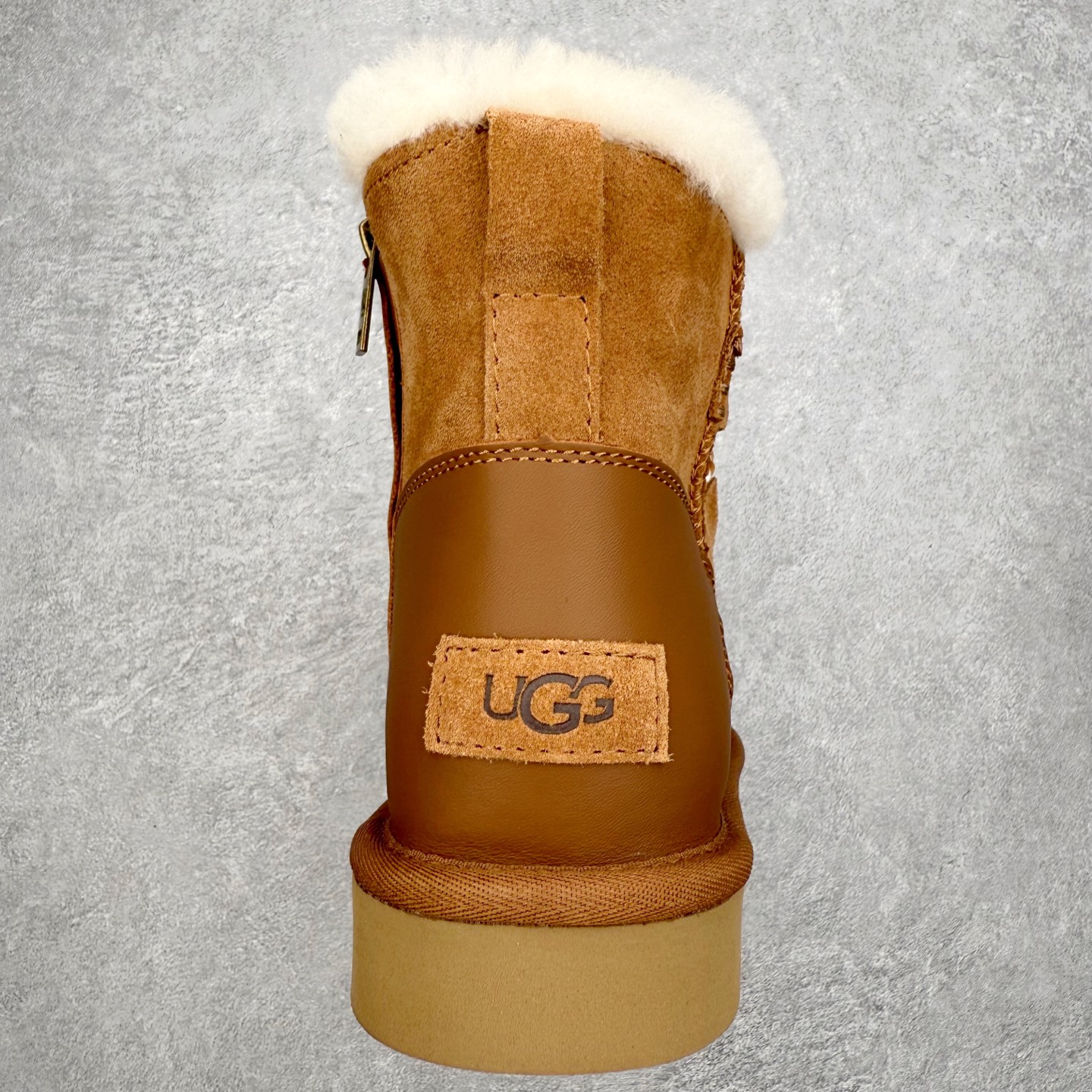 图片[8]-UGG 4574 秋冬羊皮毛一体雪地靴 全鞋采用ZP同厂 隆丰A级澳洲进口羊皮毛一体 品牌代工厂生产线 完全遵循ZP工艺流程 代工厂原厂版师 秉承无原鞋不开发选择 注重每一处细节 市面最正版型 TREADLITE\\\”轻翼\\\”科技外底 轻便/耐用/柔韧/桩型【售后郑重承诺】一个月内若出现重大脱胶/断底等质量问题 直接为您换新！尺码：35 36 37 38 39 40-选品中心