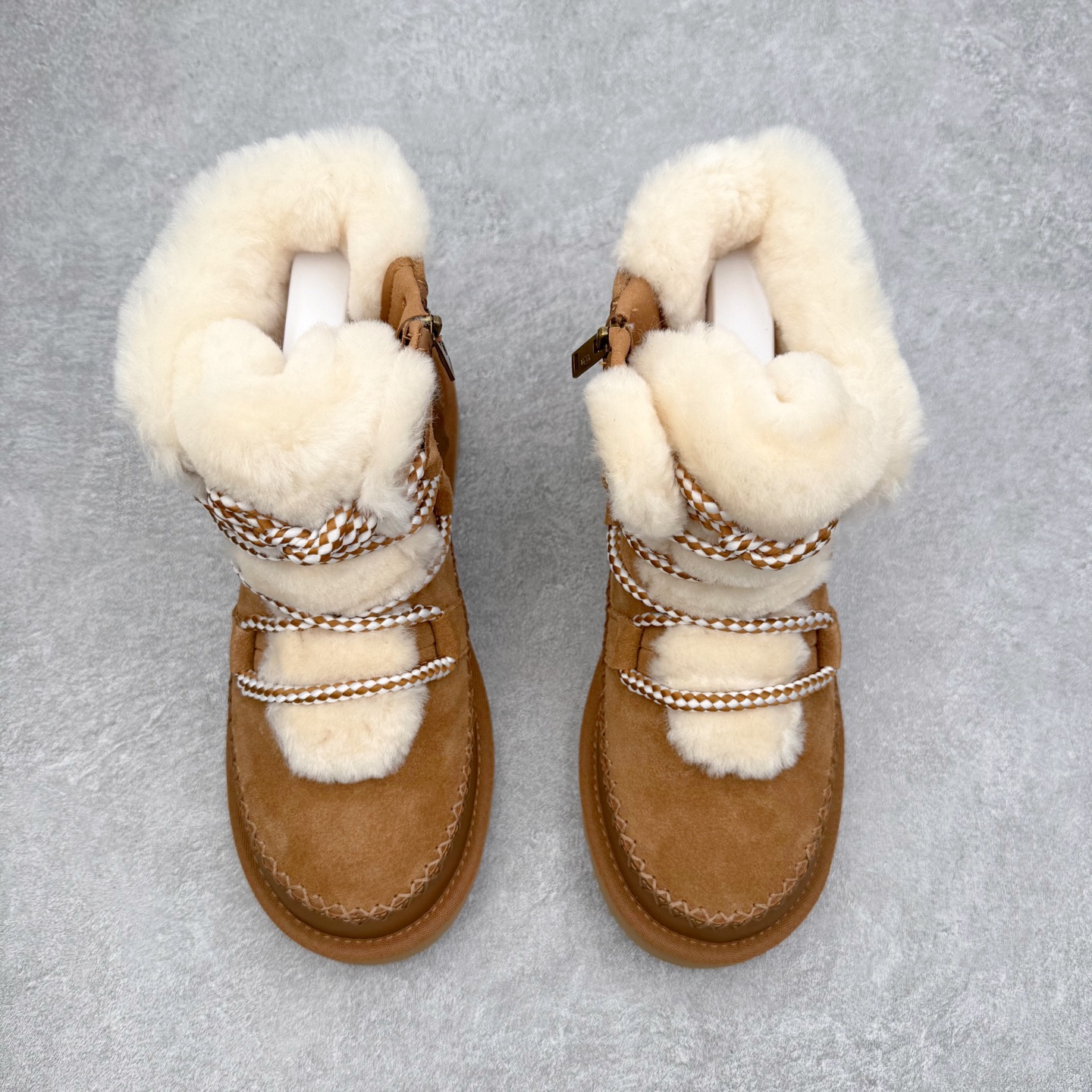 图片[2]-UGG 4574 秋冬羊皮毛一体雪地靴 全鞋采用ZP同厂 隆丰A级澳洲进口羊皮毛一体 品牌代工厂生产线 完全遵循ZP工艺流程 代工厂原厂版师 秉承无原鞋不开发选择 注重每一处细节 市面最正版型 TREADLITE\\\”轻翼\\\”科技外底 轻便/耐用/柔韧/桩型【售后郑重承诺】一个月内若出现重大脱胶/断底等质量问题 直接为您换新！尺码：35 36 37 38 39 40-选品中心