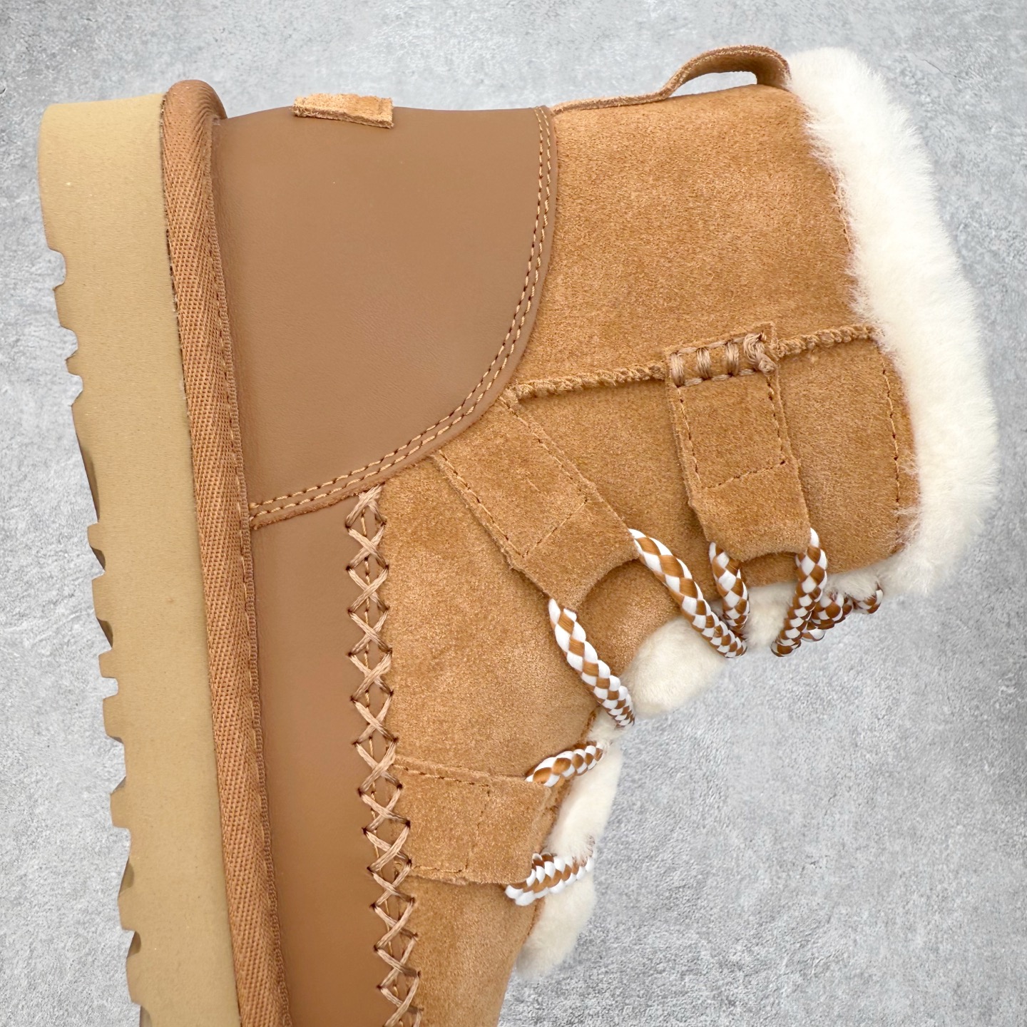 图片[6]-UGG 4574 秋冬羊皮毛一体雪地靴 全鞋采用ZP同厂 隆丰A级澳洲进口羊皮毛一体 品牌代工厂生产线 完全遵循ZP工艺流程 代工厂原厂版师 秉承无原鞋不开发选择 注重每一处细节 市面最正版型 TREADLITE\\\”轻翼\\\”科技外底 轻便/耐用/柔韧/桩型【售后郑重承诺】一个月内若出现重大脱胶/断底等质量问题 直接为您换新！尺码：35 36 37 38 39 40-选品中心