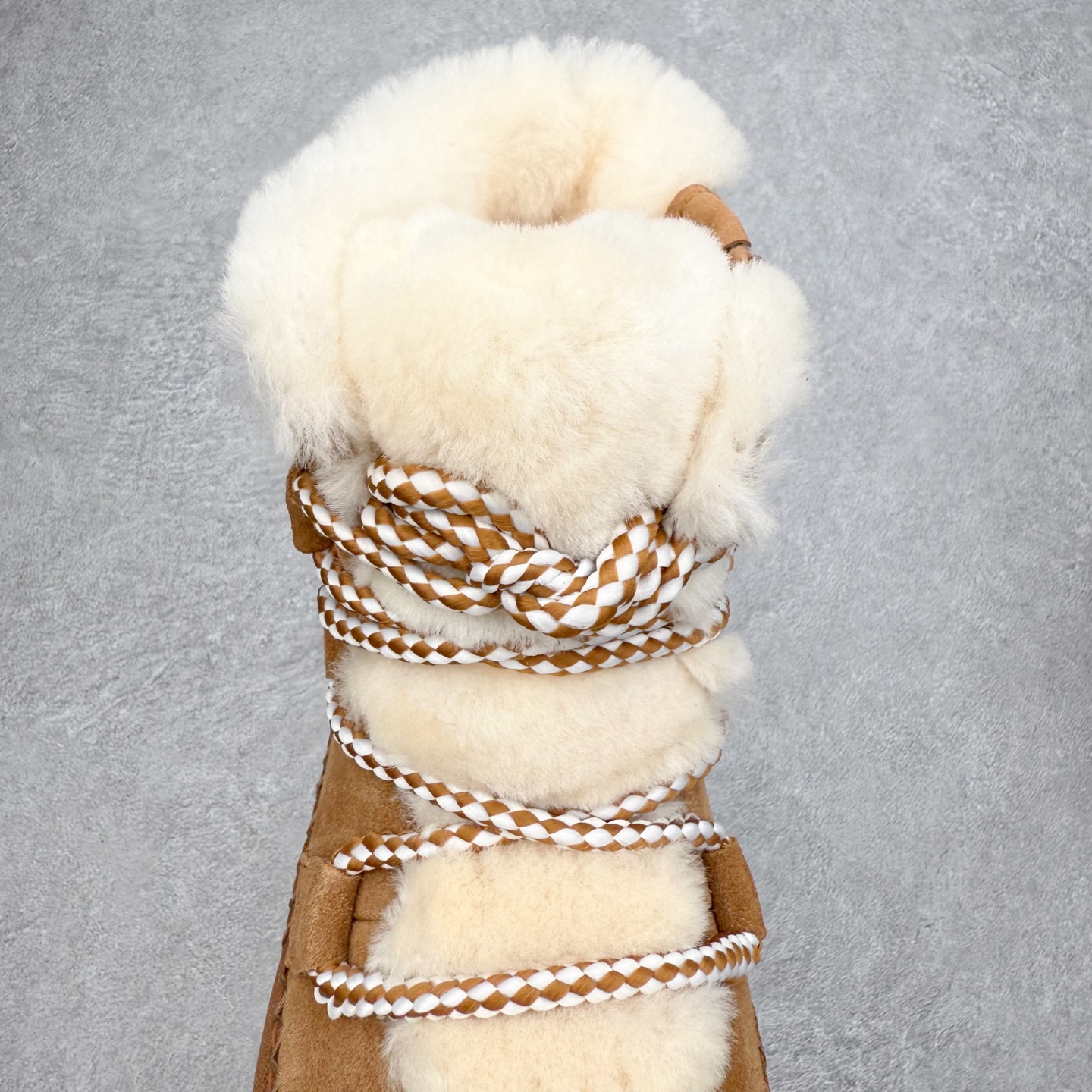 图片[5]-UGG 4574 秋冬羊皮毛一体雪地靴 全鞋采用ZP同厂 隆丰A级澳洲进口羊皮毛一体 品牌代工厂生产线 完全遵循ZP工艺流程 代工厂原厂版师 秉承无原鞋不开发选择 注重每一处细节 市面最正版型 TREADLITE\\\”轻翼\\\”科技外底 轻便/耐用/柔韧/桩型【售后郑重承诺】一个月内若出现重大脱胶/断底等质量问题 直接为您换新！尺码：35 36 37 38 39 40-选品中心