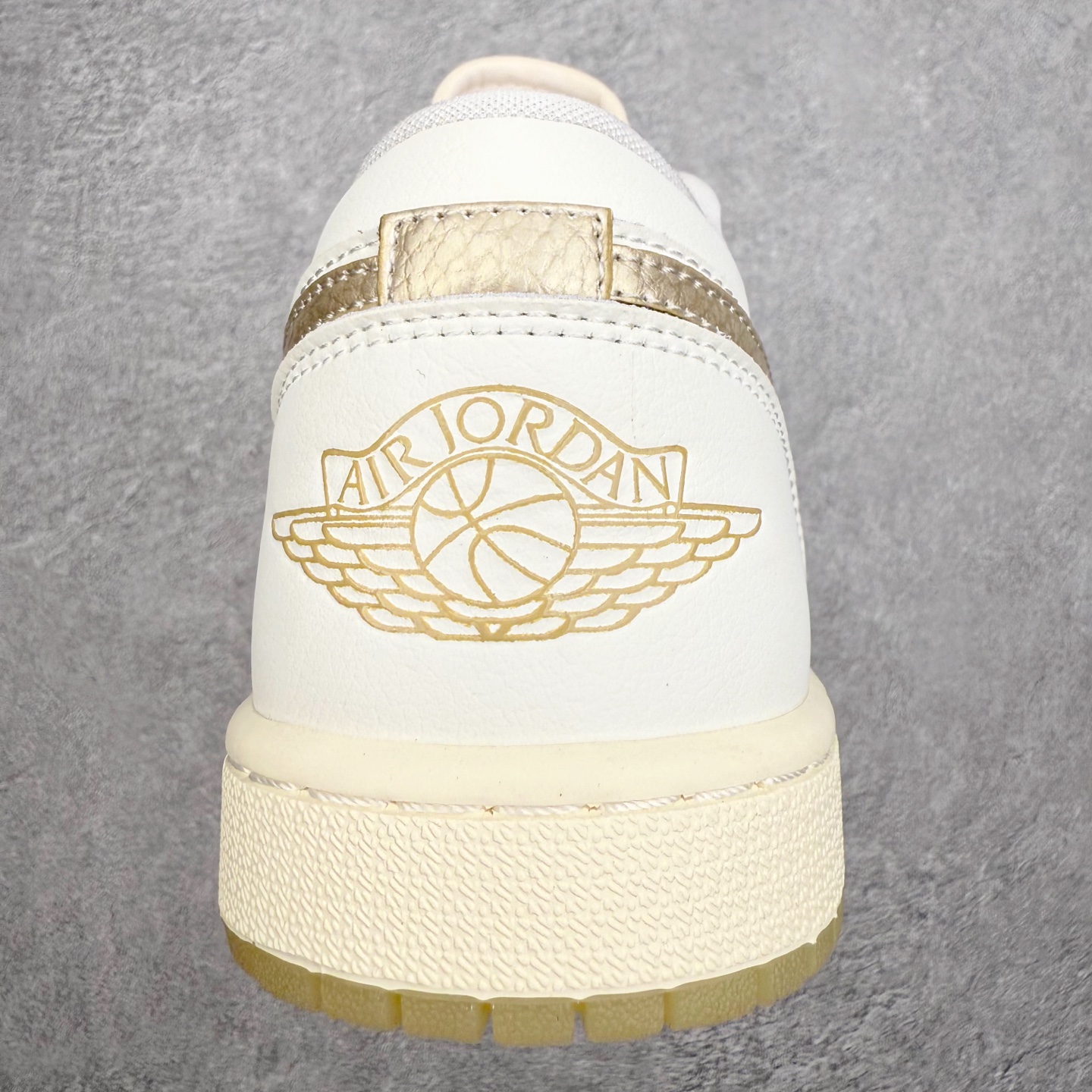 图片[8]-＃K版 Air Jordan AJ1 Low 低帮 HV5157-100 全新流水线出品 DT版本唯一平替选择 市场第二梯队最强版 全部原鞋开发 原楦原纸板开发 全鞋电脑针车 原厂内置全掌气垫 原盒内在原标 唯一Zp原版鞋带绑法 免检产品 全新2022版型 全头层皮料 完美零毛边处理 原厂配置全掌气垫 价格定位良心 几十个配色陆续出货 实拍调校N版已经零色差零失真 百分百还原实物色彩所见即所得 不存在货不对板色差等低级问题 选购参考实物拍摄 不混卖不参货 只用心做好货严格选品 承诺混一赔十 尺码：36 36.5 37.5 38 38.5 39 40 40.5 41 42 42.5 43 44 44.5 45-选品中心