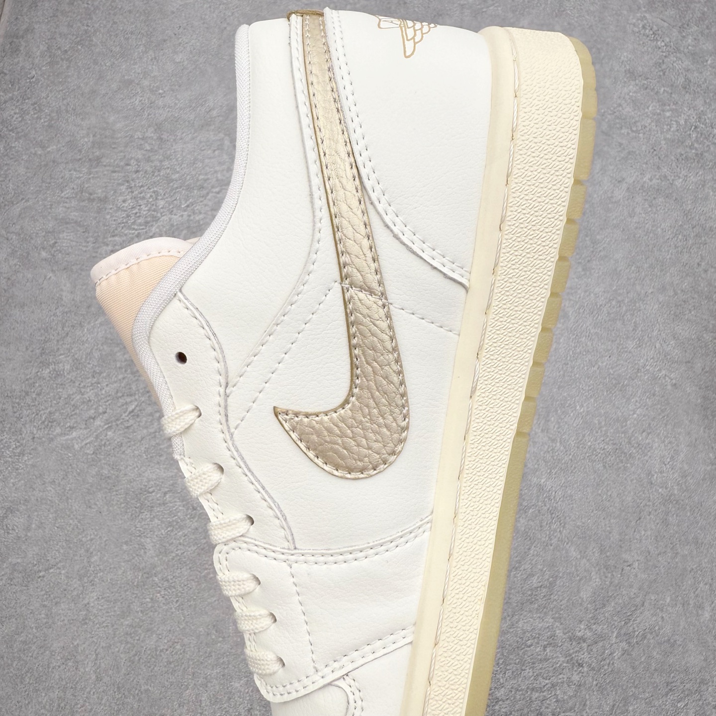 图片[7]-＃K版 Air Jordan AJ1 Low 低帮 HV5157-100 全新流水线出品 DT版本唯一平替选择 市场第二梯队最强版 全部原鞋开发 原楦原纸板开发 全鞋电脑针车 原厂内置全掌气垫 原盒内在原标 唯一Zp原版鞋带绑法 免检产品 全新2022版型 全头层皮料 完美零毛边处理 原厂配置全掌气垫 价格定位良心 几十个配色陆续出货 实拍调校N版已经零色差零失真 百分百还原实物色彩所见即所得 不存在货不对板色差等低级问题 选购参考实物拍摄 不混卖不参货 只用心做好货严格选品 承诺混一赔十 尺码：36 36.5 37.5 38 38.5 39 40 40.5 41 42 42.5 43 44 44.5 45-选品中心