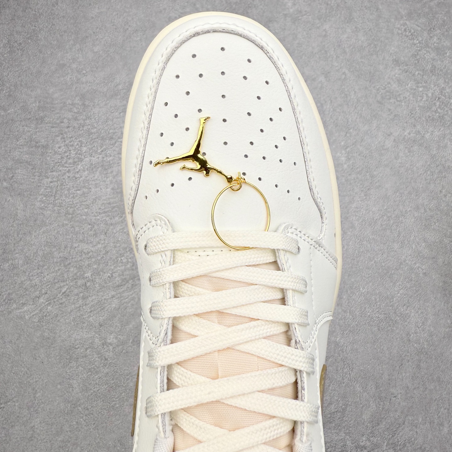 图片[4]-＃K版 Air Jordan AJ1 Low 低帮 HV5157-100 全新流水线出品 DT版本唯一平替选择 市场第二梯队最强版 全部原鞋开发 原楦原纸板开发 全鞋电脑针车 原厂内置全掌气垫 原盒内在原标 唯一Zp原版鞋带绑法 免检产品 全新2022版型 全头层皮料 完美零毛边处理 原厂配置全掌气垫 价格定位良心 几十个配色陆续出货 实拍调校N版已经零色差零失真 百分百还原实物色彩所见即所得 不存在货不对板色差等低级问题 选购参考实物拍摄 不混卖不参货 只用心做好货严格选品 承诺混一赔十 尺码：36 36.5 37.5 38 38.5 39 40 40.5 41 42 42.5 43 44 44.5 45-选品中心