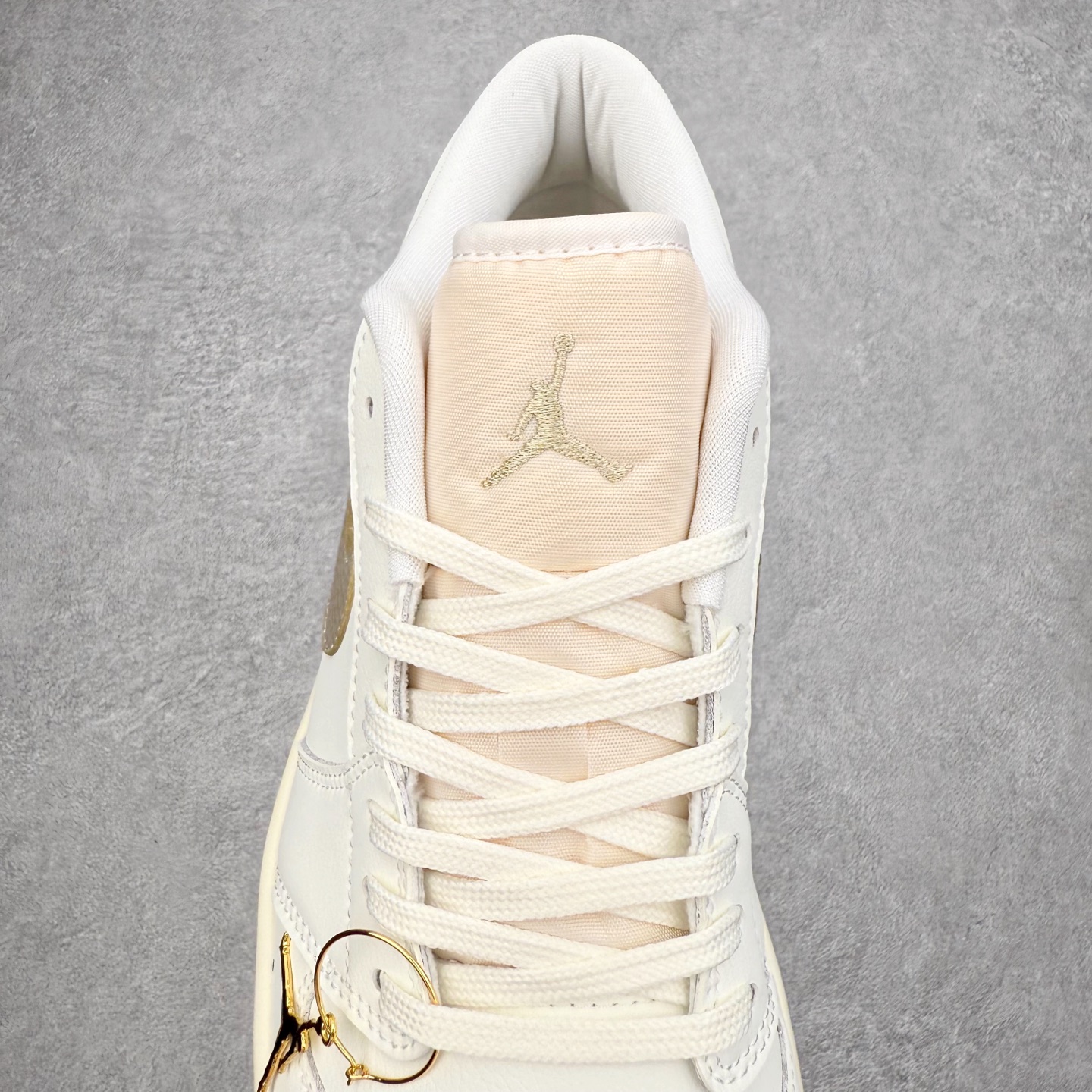 图片[5]-＃K版 Air Jordan AJ1 Low 低帮 HV5157-100 全新流水线出品 DT版本唯一平替选择 市场第二梯队最强版 全部原鞋开发 原楦原纸板开发 全鞋电脑针车 原厂内置全掌气垫 原盒内在原标 唯一Zp原版鞋带绑法 免检产品 全新2022版型 全头层皮料 完美零毛边处理 原厂配置全掌气垫 价格定位良心 几十个配色陆续出货 实拍调校N版已经零色差零失真 百分百还原实物色彩所见即所得 不存在货不对板色差等低级问题 选购参考实物拍摄 不混卖不参货 只用心做好货严格选品 承诺混一赔十 尺码：36 36.5 37.5 38 38.5 39 40 40.5 41 42 42.5 43 44 44.5 45-选品中心