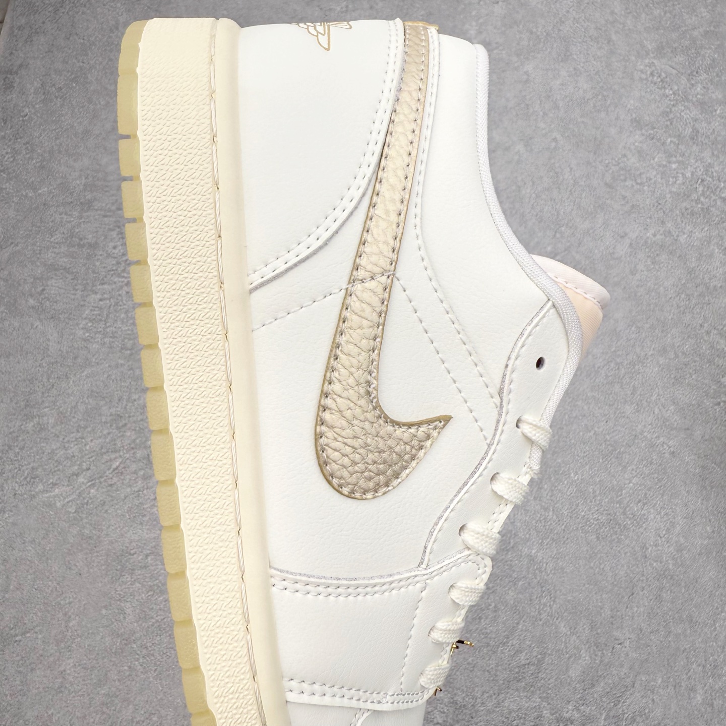 图片[6]-＃K版 Air Jordan AJ1 Low 低帮 HV5157-100 全新流水线出品 DT版本唯一平替选择 市场第二梯队最强版 全部原鞋开发 原楦原纸板开发 全鞋电脑针车 原厂内置全掌气垫 原盒内在原标 唯一Zp原版鞋带绑法 免检产品 全新2022版型 全头层皮料 完美零毛边处理 原厂配置全掌气垫 价格定位良心 几十个配色陆续出货 实拍调校N版已经零色差零失真 百分百还原实物色彩所见即所得 不存在货不对板色差等低级问题 选购参考实物拍摄 不混卖不参货 只用心做好货严格选品 承诺混一赔十 尺码：36 36.5 37.5 38 38.5 39 40 40.5 41 42 42.5 43 44 44.5 45-选品中心