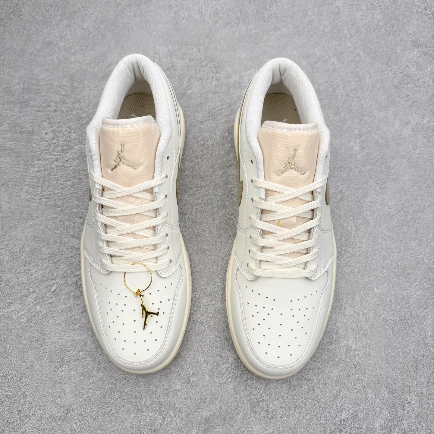 图片[2]-＃K版 Air Jordan AJ1 Low 低帮 HV5157-100 全新流水线出品 DT版本唯一平替选择 市场第二梯队最强版 全部原鞋开发 原楦原纸板开发 全鞋电脑针车 原厂内置全掌气垫 原盒内在原标 唯一Zp原版鞋带绑法 免检产品 全新2022版型 全头层皮料 完美零毛边处理 原厂配置全掌气垫 价格定位良心 几十个配色陆续出货 实拍调校N版已经零色差零失真 百分百还原实物色彩所见即所得 不存在货不对板色差等低级问题 选购参考实物拍摄 不混卖不参货 只用心做好货严格选品 承诺混一赔十 尺码：36 36.5 37.5 38 38.5 39 40 40.5 41 42 42.5 43 44 44.5 45-选品中心