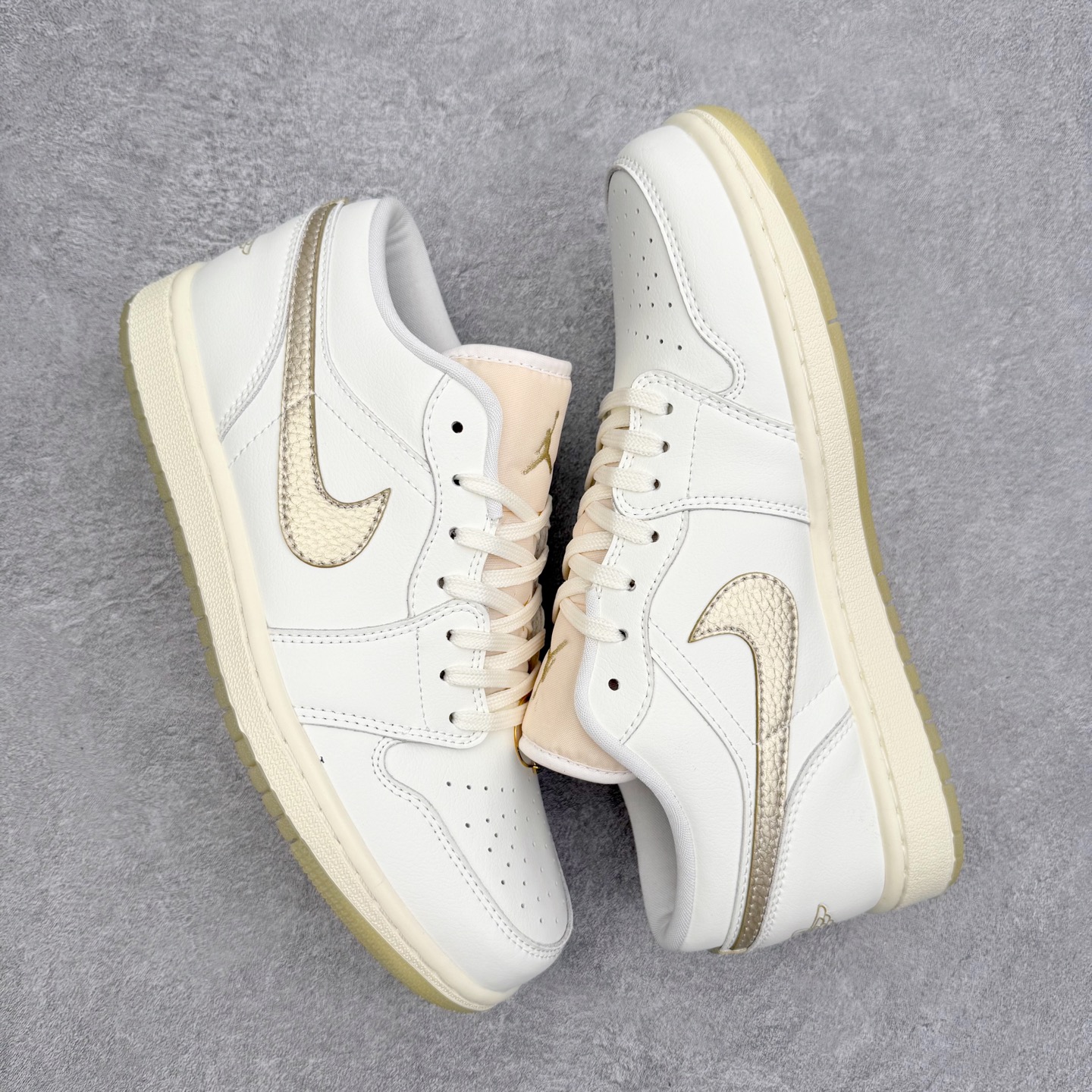 图片[3]-＃K版 Air Jordan AJ1 Low 低帮 HV5157-100 全新流水线出品 DT版本唯一平替选择 市场第二梯队最强版 全部原鞋开发 原楦原纸板开发 全鞋电脑针车 原厂内置全掌气垫 原盒内在原标 唯一Zp原版鞋带绑法 免检产品 全新2022版型 全头层皮料 完美零毛边处理 原厂配置全掌气垫 价格定位良心 几十个配色陆续出货 实拍调校N版已经零色差零失真 百分百还原实物色彩所见即所得 不存在货不对板色差等低级问题 选购参考实物拍摄 不混卖不参货 只用心做好货严格选品 承诺混一赔十 尺码：36 36.5 37.5 38 38.5 39 40 40.5 41 42 42.5 43 44 44.5 45-选品中心