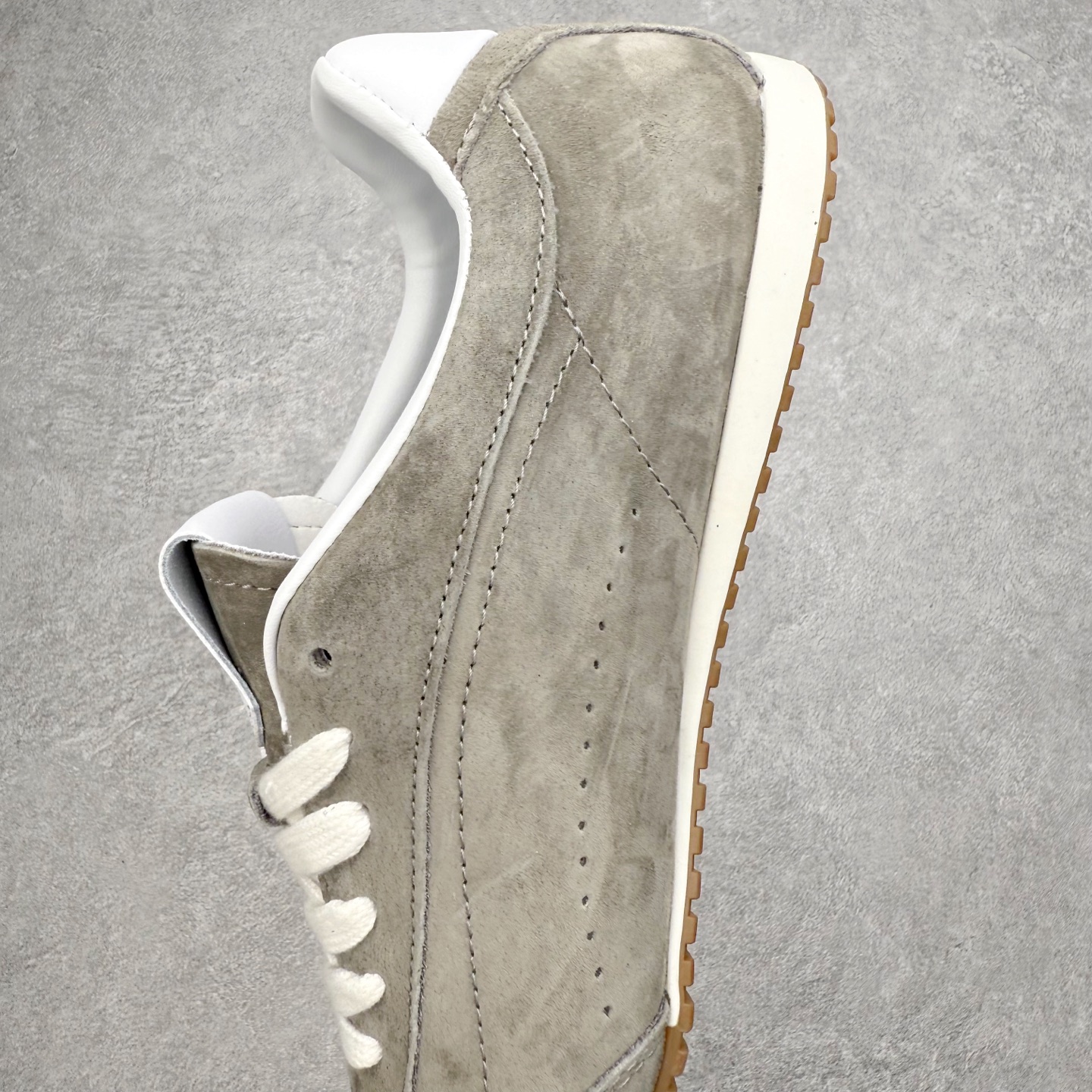 图片[7]-Alo yoga Sunset 舒适生活休闲鞋 男女同款 品牌故事Alo Yoga于2007年创立于洛杉矶，意在传播有意识的运动，同时激发人们的健康识与创造力。品牌的核心理念在于制作能够带来完美体验的瑜伽服饰与功能性单品，让有意识的运动融入并改变生活。Alo Yoga将其设计延伸到日常服饰概念，坚持不懈地捕捉当代时尚潮流，将品牌的运动美学理念、精致前卫的设计与舒适功能面料完美结合。与此同时，Alo Yoga的设计受到了时尚界人士与名人们的追捧，Talor Swift、Kendall Jenner等街拍照片中都曾出现品牌不同单品的身影。实拍调校N版已经零色差零失真 百分百还原实物色彩所见即所得 不存在货不对板色差等低级问题 选购参考实物拍摄 不混卖不参货 只用心做好货严格选品 承诺混一赔十 尺码：36 36.5 37.5 38 38.5 39 40 40.5 41 42 42.5 43 44 44.5 45-选品中心