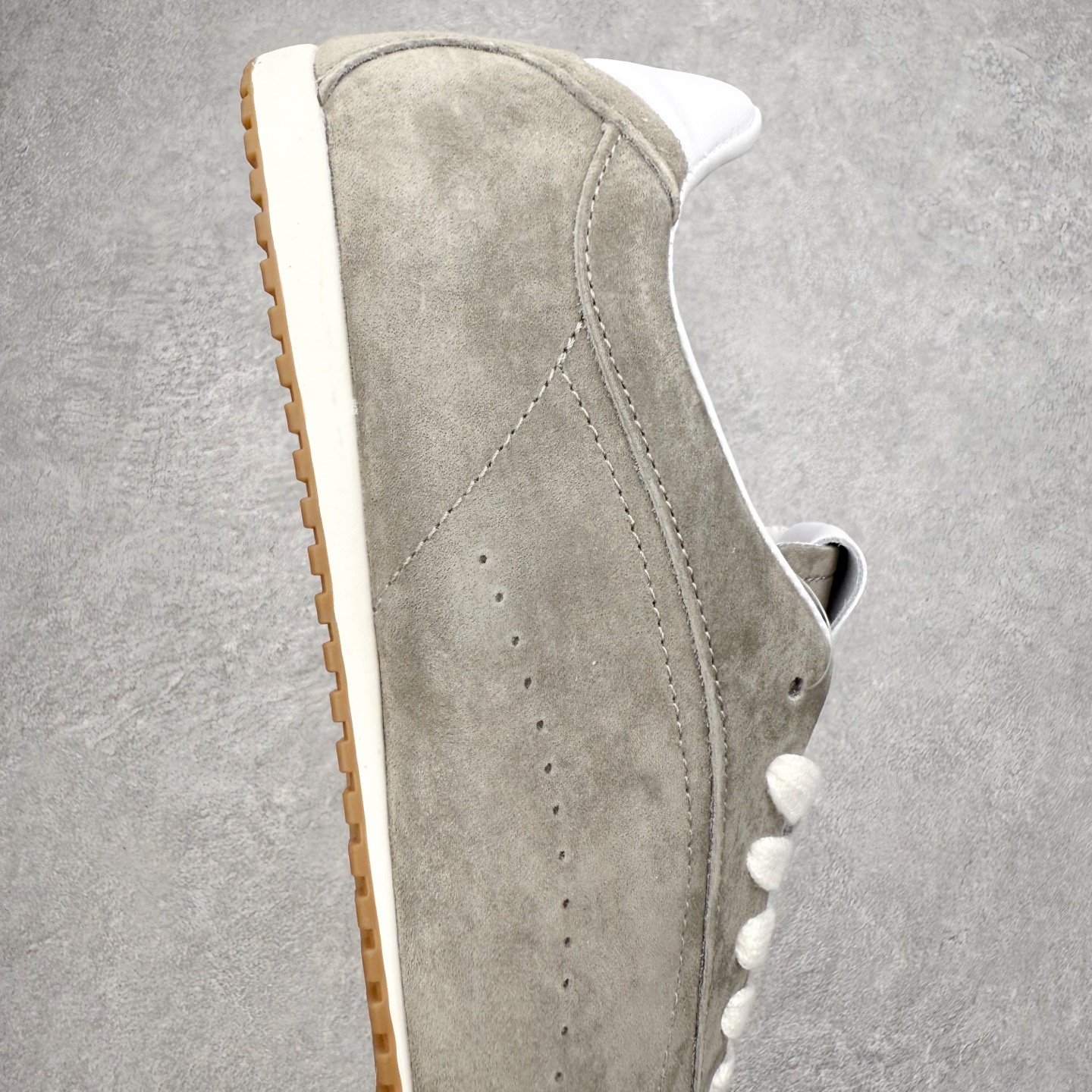 图片[6]-Alo yoga Sunset 舒适生活休闲鞋 男女同款 品牌故事Alo Yoga于2007年创立于洛杉矶，意在传播有意识的运动，同时激发人们的健康识与创造力。品牌的核心理念在于制作能够带来完美体验的瑜伽服饰与功能性单品，让有意识的运动融入并改变生活。Alo Yoga将其设计延伸到日常服饰概念，坚持不懈地捕捉当代时尚潮流，将品牌的运动美学理念、精致前卫的设计与舒适功能面料完美结合。与此同时，Alo Yoga的设计受到了时尚界人士与名人们的追捧，Talor Swift、Kendall Jenner等街拍照片中都曾出现品牌不同单品的身影。实拍调校N版已经零色差零失真 百分百还原实物色彩所见即所得 不存在货不对板色差等低级问题 选购参考实物拍摄 不混卖不参货 只用心做好货严格选品 承诺混一赔十 尺码：36 36.5 37.5 38 38.5 39 40 40.5 41 42 42.5 43 44 44.5 45-选品中心