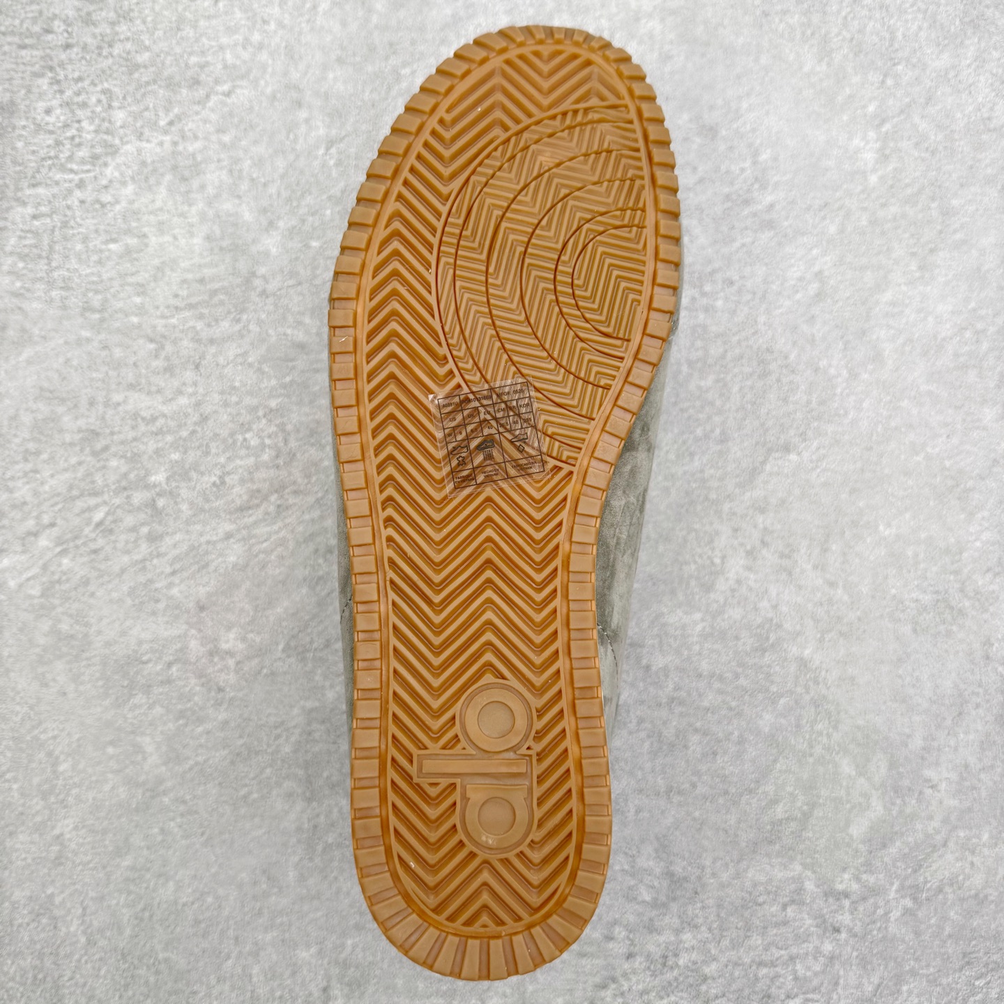 图片[9]-Alo yoga Sunset 舒适生活休闲鞋 男女同款 品牌故事Alo Yoga于2007年创立于洛杉矶，意在传播有意识的运动，同时激发人们的健康识与创造力。品牌的核心理念在于制作能够带来完美体验的瑜伽服饰与功能性单品，让有意识的运动融入并改变生活。Alo Yoga将其设计延伸到日常服饰概念，坚持不懈地捕捉当代时尚潮流，将品牌的运动美学理念、精致前卫的设计与舒适功能面料完美结合。与此同时，Alo Yoga的设计受到了时尚界人士与名人们的追捧，Talor Swift、Kendall Jenner等街拍照片中都曾出现品牌不同单品的身影。实拍调校N版已经零色差零失真 百分百还原实物色彩所见即所得 不存在货不对板色差等低级问题 选购参考实物拍摄 不混卖不参货 只用心做好货严格选品 承诺混一赔十 尺码：36 36.5 37.5 38 38.5 39 40 40.5 41 42 42.5 43 44 44.5 45-选品中心