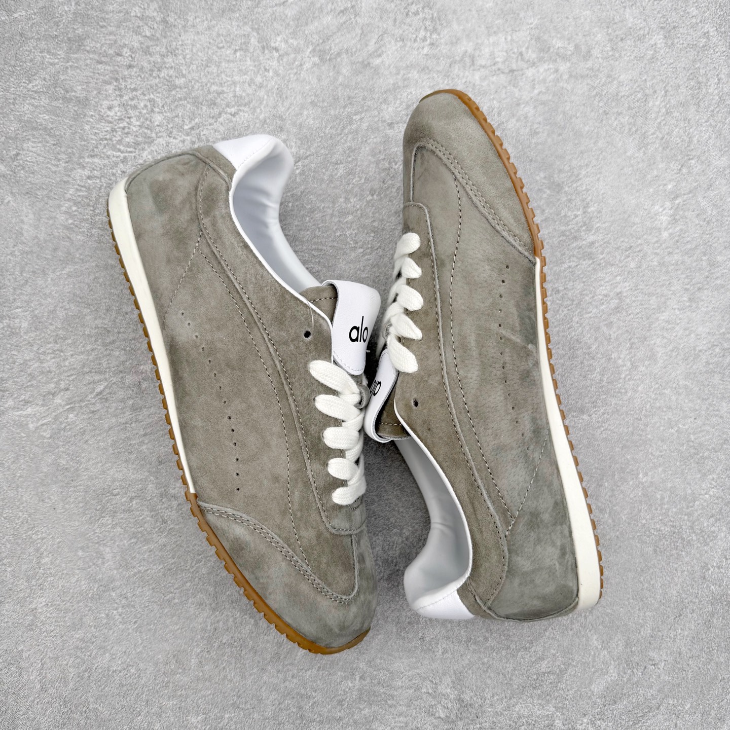 图片[3]-Alo yoga Sunset 舒适生活休闲鞋 男女同款 品牌故事Alo Yoga于2007年创立于洛杉矶，意在传播有意识的运动，同时激发人们的健康识与创造力。品牌的核心理念在于制作能够带来完美体验的瑜伽服饰与功能性单品，让有意识的运动融入并改变生活。Alo Yoga将其设计延伸到日常服饰概念，坚持不懈地捕捉当代时尚潮流，将品牌的运动美学理念、精致前卫的设计与舒适功能面料完美结合。与此同时，Alo Yoga的设计受到了时尚界人士与名人们的追捧，Talor Swift、Kendall Jenner等街拍照片中都曾出现品牌不同单品的身影。实拍调校N版已经零色差零失真 百分百还原实物色彩所见即所得 不存在货不对板色差等低级问题 选购参考实物拍摄 不混卖不参货 只用心做好货严格选品 承诺混一赔十 尺码：36 36.5 37.5 38 38.5 39 40 40.5 41 42 42.5 43 44 44.5 45-选品中心