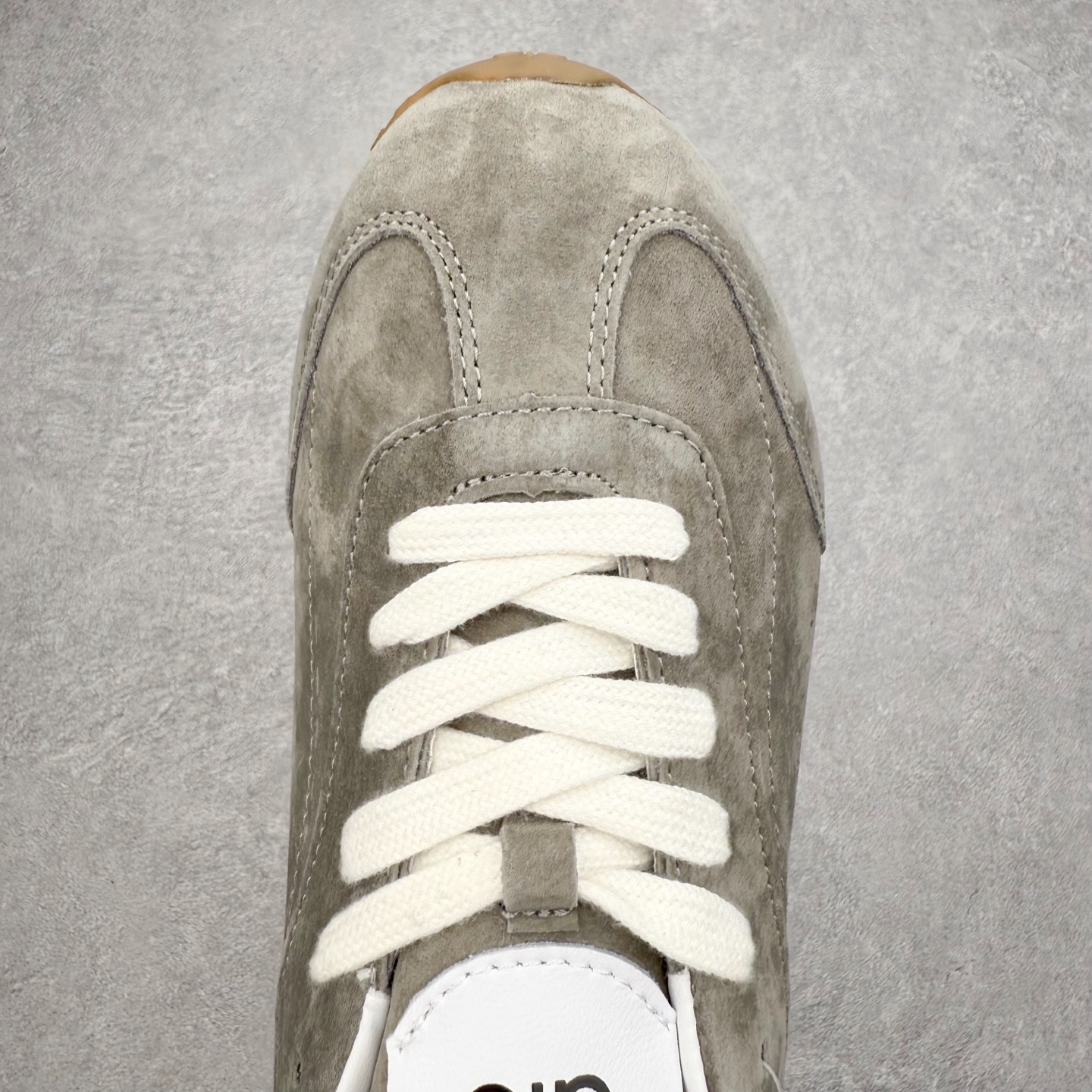 图片[4]-Alo yoga Sunset 舒适生活休闲鞋 男女同款 品牌故事Alo Yoga于2007年创立于洛杉矶，意在传播有意识的运动，同时激发人们的健康识与创造力。品牌的核心理念在于制作能够带来完美体验的瑜伽服饰与功能性单品，让有意识的运动融入并改变生活。Alo Yoga将其设计延伸到日常服饰概念，坚持不懈地捕捉当代时尚潮流，将品牌的运动美学理念、精致前卫的设计与舒适功能面料完美结合。与此同时，Alo Yoga的设计受到了时尚界人士与名人们的追捧，Talor Swift、Kendall Jenner等街拍照片中都曾出现品牌不同单品的身影。实拍调校N版已经零色差零失真 百分百还原实物色彩所见即所得 不存在货不对板色差等低级问题 选购参考实物拍摄 不混卖不参货 只用心做好货严格选品 承诺混一赔十 尺码：36 36.5 37.5 38 38.5 39 40 40.5 41 42 42.5 43 44 44.5 45-选品中心