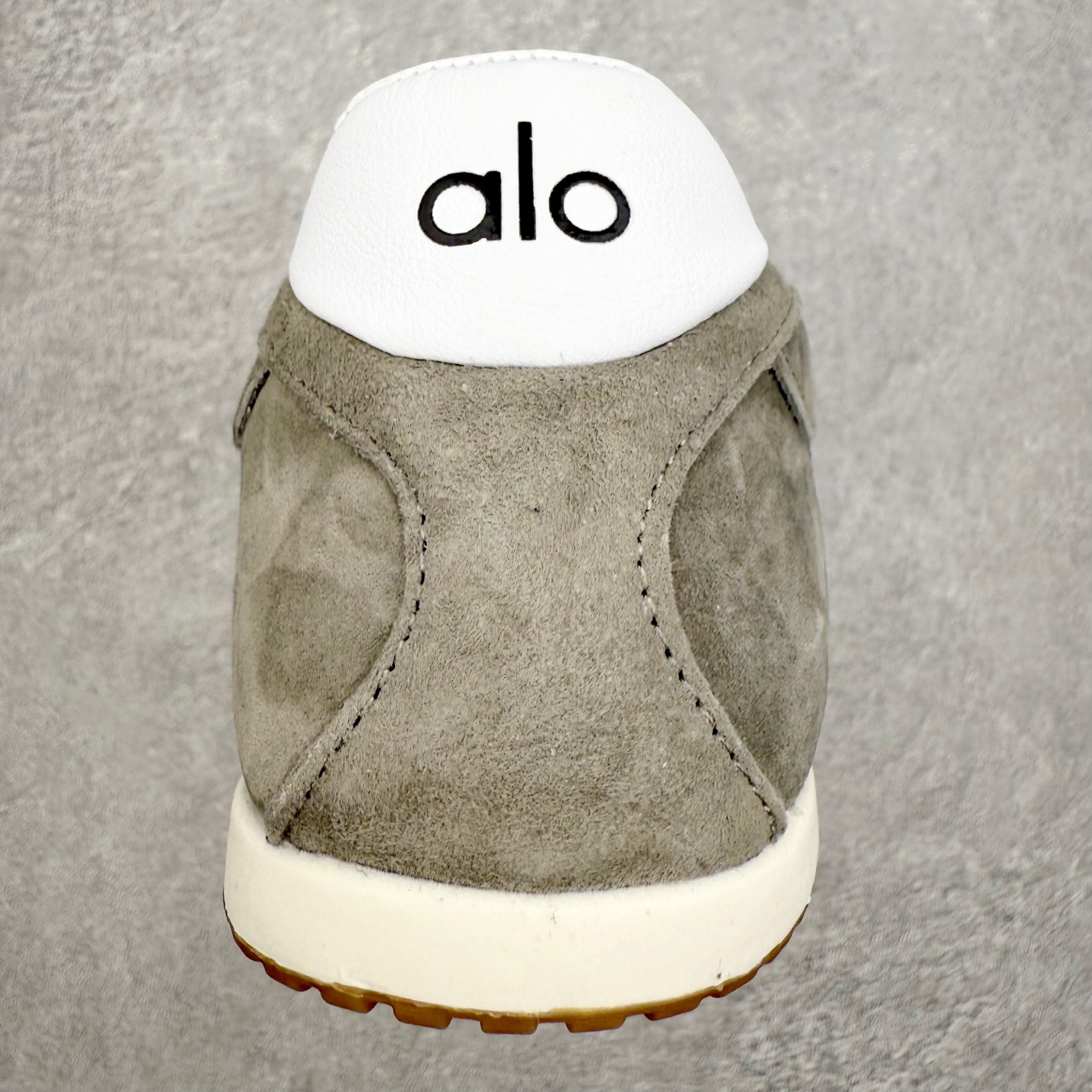 图片[8]-Alo yoga Sunset 舒适生活休闲鞋 男女同款 品牌故事Alo Yoga于2007年创立于洛杉矶，意在传播有意识的运动，同时激发人们的健康识与创造力。品牌的核心理念在于制作能够带来完美体验的瑜伽服饰与功能性单品，让有意识的运动融入并改变生活。Alo Yoga将其设计延伸到日常服饰概念，坚持不懈地捕捉当代时尚潮流，将品牌的运动美学理念、精致前卫的设计与舒适功能面料完美结合。与此同时，Alo Yoga的设计受到了时尚界人士与名人们的追捧，Talor Swift、Kendall Jenner等街拍照片中都曾出现品牌不同单品的身影。实拍调校N版已经零色差零失真 百分百还原实物色彩所见即所得 不存在货不对板色差等低级问题 选购参考实物拍摄 不混卖不参货 只用心做好货严格选品 承诺混一赔十 尺码：36 36.5 37.5 38 38.5 39 40 40.5 41 42 42.5 43 44 44.5 45-选品中心