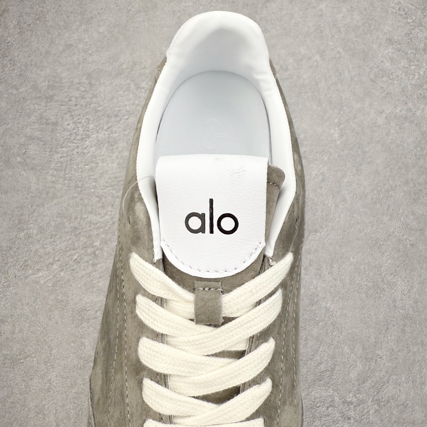 图片[5]-Alo yoga Sunset 舒适生活休闲鞋 男女同款 品牌故事Alo Yoga于2007年创立于洛杉矶，意在传播有意识的运动，同时激发人们的健康识与创造力。品牌的核心理念在于制作能够带来完美体验的瑜伽服饰与功能性单品，让有意识的运动融入并改变生活。Alo Yoga将其设计延伸到日常服饰概念，坚持不懈地捕捉当代时尚潮流，将品牌的运动美学理念、精致前卫的设计与舒适功能面料完美结合。与此同时，Alo Yoga的设计受到了时尚界人士与名人们的追捧，Talor Swift、Kendall Jenner等街拍照片中都曾出现品牌不同单品的身影。实拍调校N版已经零色差零失真 百分百还原实物色彩所见即所得 不存在货不对板色差等低级问题 选购参考实物拍摄 不混卖不参货 只用心做好货严格选品 承诺混一赔十 尺码：36 36.5 37.5 38 38.5 39 40 40.5 41 42 42.5 43 44 44.5 45-选品中心