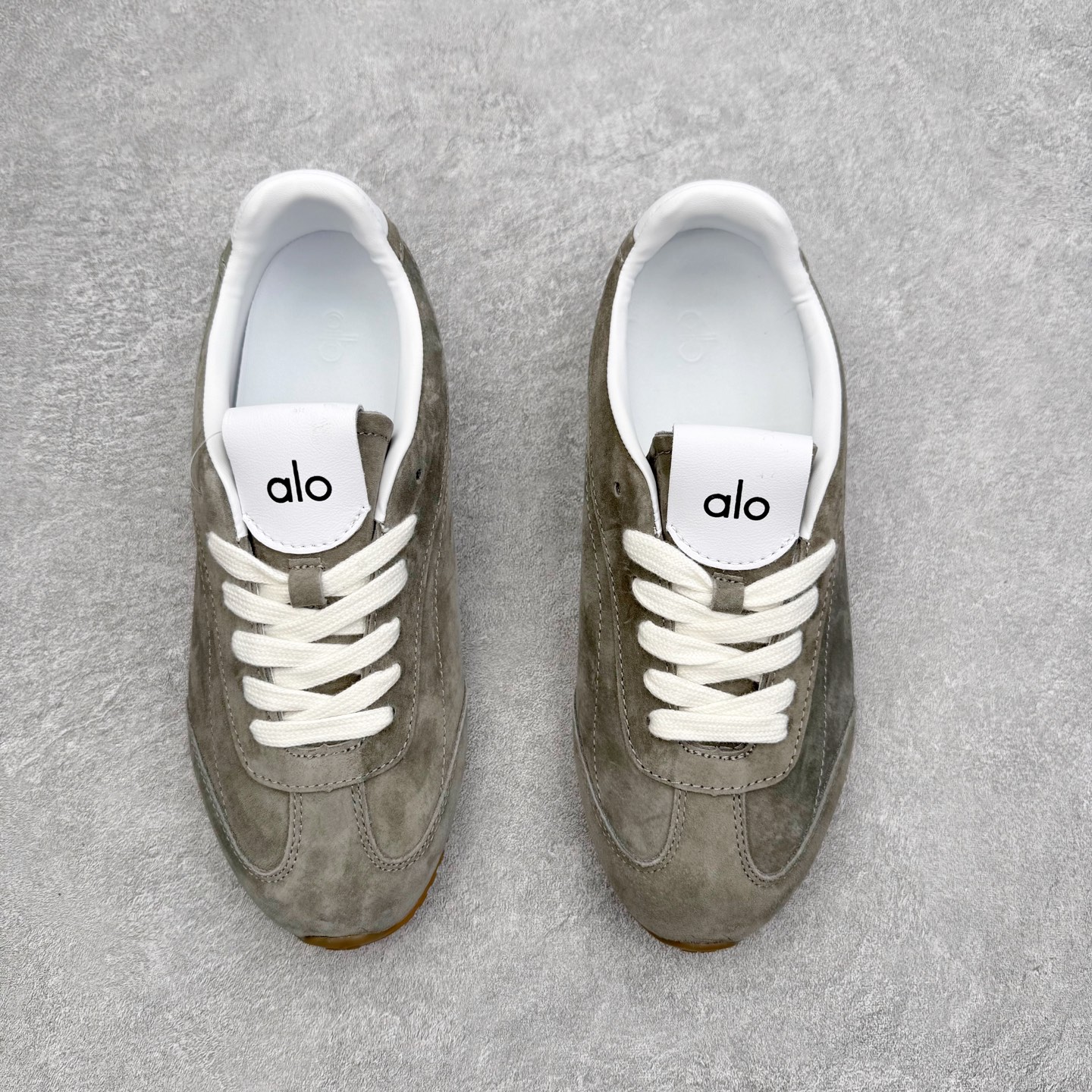 图片[2]-Alo yoga Sunset 舒适生活休闲鞋 男女同款 品牌故事Alo Yoga于2007年创立于洛杉矶，意在传播有意识的运动，同时激发人们的健康识与创造力。品牌的核心理念在于制作能够带来完美体验的瑜伽服饰与功能性单品，让有意识的运动融入并改变生活。Alo Yoga将其设计延伸到日常服饰概念，坚持不懈地捕捉当代时尚潮流，将品牌的运动美学理念、精致前卫的设计与舒适功能面料完美结合。与此同时，Alo Yoga的设计受到了时尚界人士与名人们的追捧，Talor Swift、Kendall Jenner等街拍照片中都曾出现品牌不同单品的身影。实拍调校N版已经零色差零失真 百分百还原实物色彩所见即所得 不存在货不对板色差等低级问题 选购参考实物拍摄 不混卖不参货 只用心做好货严格选品 承诺混一赔十 尺码：36 36.5 37.5 38 38.5 39 40 40.5 41 42 42.5 43 44 44.5 45-选品中心