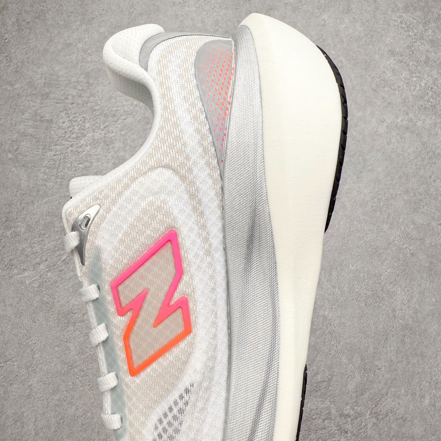 图片[7]-New Balance Fresh Foam X NB1080V6 新百伦系列低帮轻量化厚底健身休闲运动慢跑鞋 近赏｜无论是日常慢跑，还是City Walk，它都可轻松应对提起今年最流行的事情，想必在你所在的城市来一段City Walk，是很多潮男潮女都会做的吧。当时间来到十月，一年中最舒服的时光，无论是慢跑也好，还是City Walk，今天推荐的这双鞋，都可以轻松应对。那就是可以带给你久违的松弛感、治愈你柔软的需要的New Balance Fresh Foam X1080v15。作为New Balance经典跑鞋系列，1080系列可以说凝聚了品牌历来前沿科技与制造匠心。今年的v13版本可谓再度革新。在舒适体验、运动性能以及造型风格三个维度上做到了有机交融。舒适体验一直是1080跑鞋系列带给我们最大的直观感受，加上本就带有严肃跑鞋基因，在今年全新材料配方的Fresh FoamX中底泡棉上则有了不一样的缓震性能，重新定义“踩屎感”。可再生柔软针织鞋面使用可追溯的Repreve再生鞋面材料，柔软透气的鞋面提供绵密的贴合与包裹感，轻量分区橡胶大底分区外底橡胶采用新材料，改进纹路设计，增加前掌外底硬度，提升滚动反馈和传动效率。尺码：36 36.5 37 38 39.5 40 40.5 41.5 42 42.5 43 44 44.5 45-选品中心