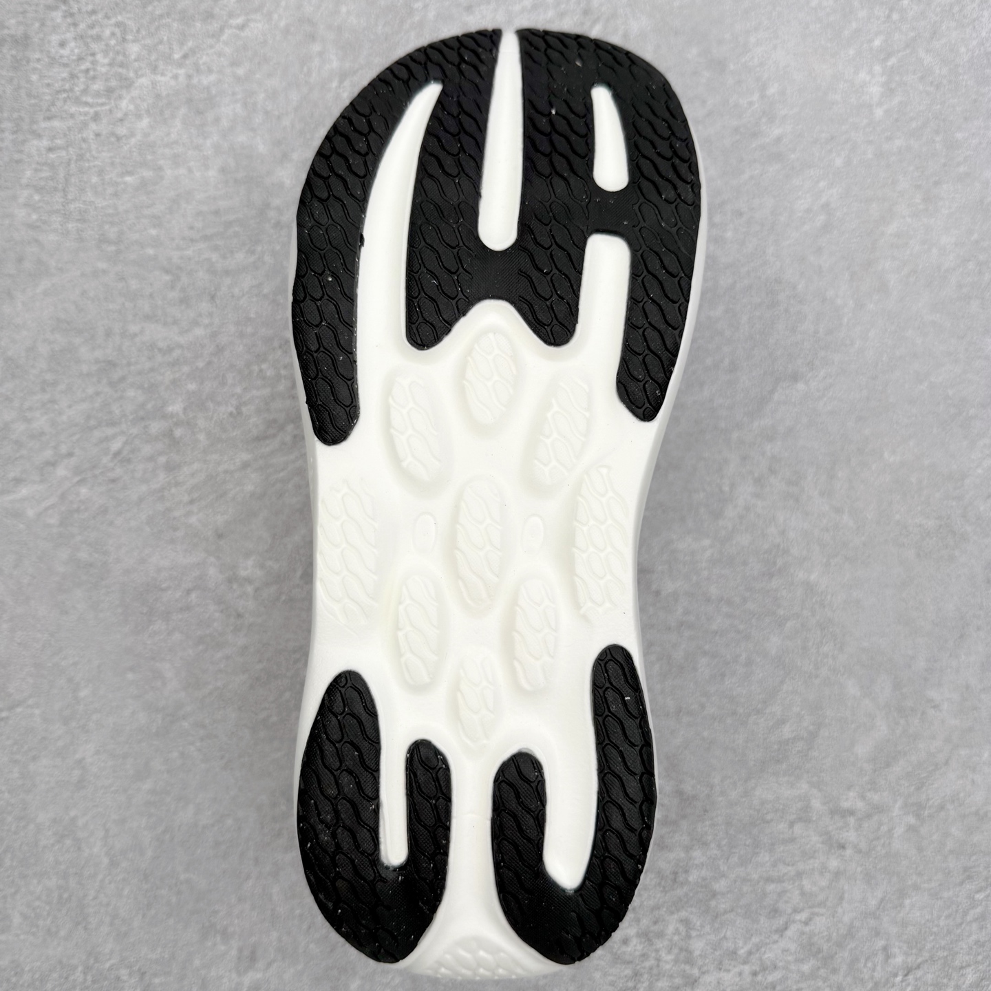 图片[9]-New Balance Fresh Foam X NB1080V6 新百伦系列低帮轻量化厚底健身休闲运动慢跑鞋 近赏｜无论是日常慢跑，还是City Walk，它都可轻松应对提起今年最流行的事情，想必在你所在的城市来一段City Walk，是很多潮男潮女都会做的吧。当时间来到十月，一年中最舒服的时光，无论是慢跑也好，还是City Walk，今天推荐的这双鞋，都可以轻松应对。那就是可以带给你久违的松弛感、治愈你柔软的需要的New Balance Fresh Foam X1080v15。作为New Balance经典跑鞋系列，1080系列可以说凝聚了品牌历来前沿科技与制造匠心。今年的v13版本可谓再度革新。在舒适体验、运动性能以及造型风格三个维度上做到了有机交融。舒适体验一直是1080跑鞋系列带给我们最大的直观感受，加上本就带有严肃跑鞋基因，在今年全新材料配方的Fresh FoamX中底泡棉上则有了不一样的缓震性能，重新定义“踩屎感”。可再生柔软针织鞋面使用可追溯的Repreve再生鞋面材料，柔软透气的鞋面提供绵密的贴合与包裹感，轻量分区橡胶大底分区外底橡胶采用新材料，改进纹路设计，增加前掌外底硬度，提升滚动反馈和传动效率。尺码：36 36.5 37 38 39.5 40 40.5 41.5 42 42.5 43 44 44.5 45-选品中心