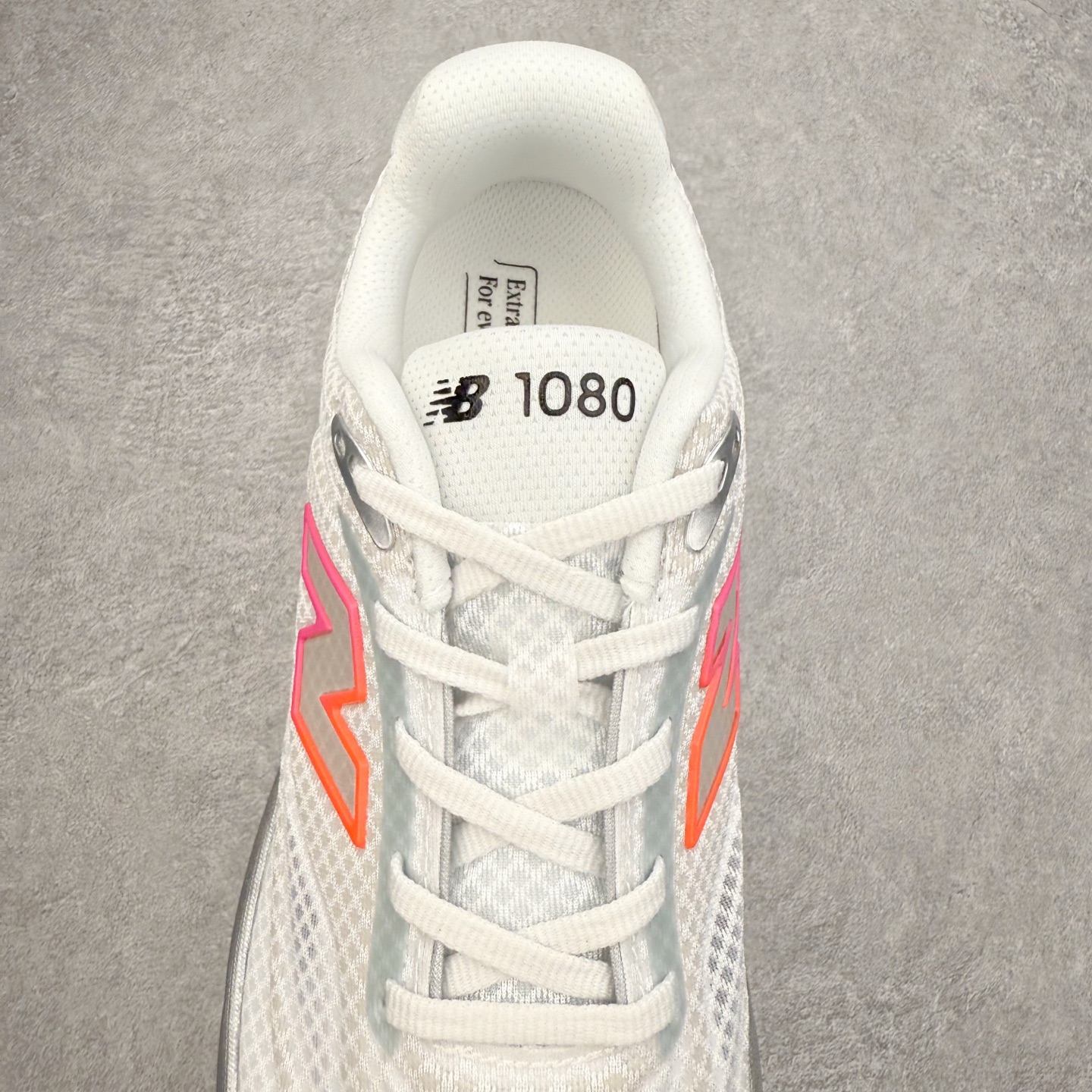 图片[5]-New Balance Fresh Foam X NB1080V6 新百伦系列低帮轻量化厚底健身休闲运动慢跑鞋 近赏｜无论是日常慢跑，还是City Walk，它都可轻松应对提起今年最流行的事情，想必在你所在的城市来一段City Walk，是很多潮男潮女都会做的吧。当时间来到十月，一年中最舒服的时光，无论是慢跑也好，还是City Walk，今天推荐的这双鞋，都可以轻松应对。那就是可以带给你久违的松弛感、治愈你柔软的需要的New Balance Fresh Foam X1080v15。作为New Balance经典跑鞋系列，1080系列可以说凝聚了品牌历来前沿科技与制造匠心。今年的v13版本可谓再度革新。在舒适体验、运动性能以及造型风格三个维度上做到了有机交融。舒适体验一直是1080跑鞋系列带给我们最大的直观感受，加上本就带有严肃跑鞋基因，在今年全新材料配方的Fresh FoamX中底泡棉上则有了不一样的缓震性能，重新定义“踩屎感”。可再生柔软针织鞋面使用可追溯的Repreve再生鞋面材料，柔软透气的鞋面提供绵密的贴合与包裹感，轻量分区橡胶大底分区外底橡胶采用新材料，改进纹路设计，增加前掌外底硬度，提升滚动反馈和传动效率。尺码：36 36.5 37 38 39.5 40 40.5 41.5 42 42.5 43 44 44.5 45-选品中心