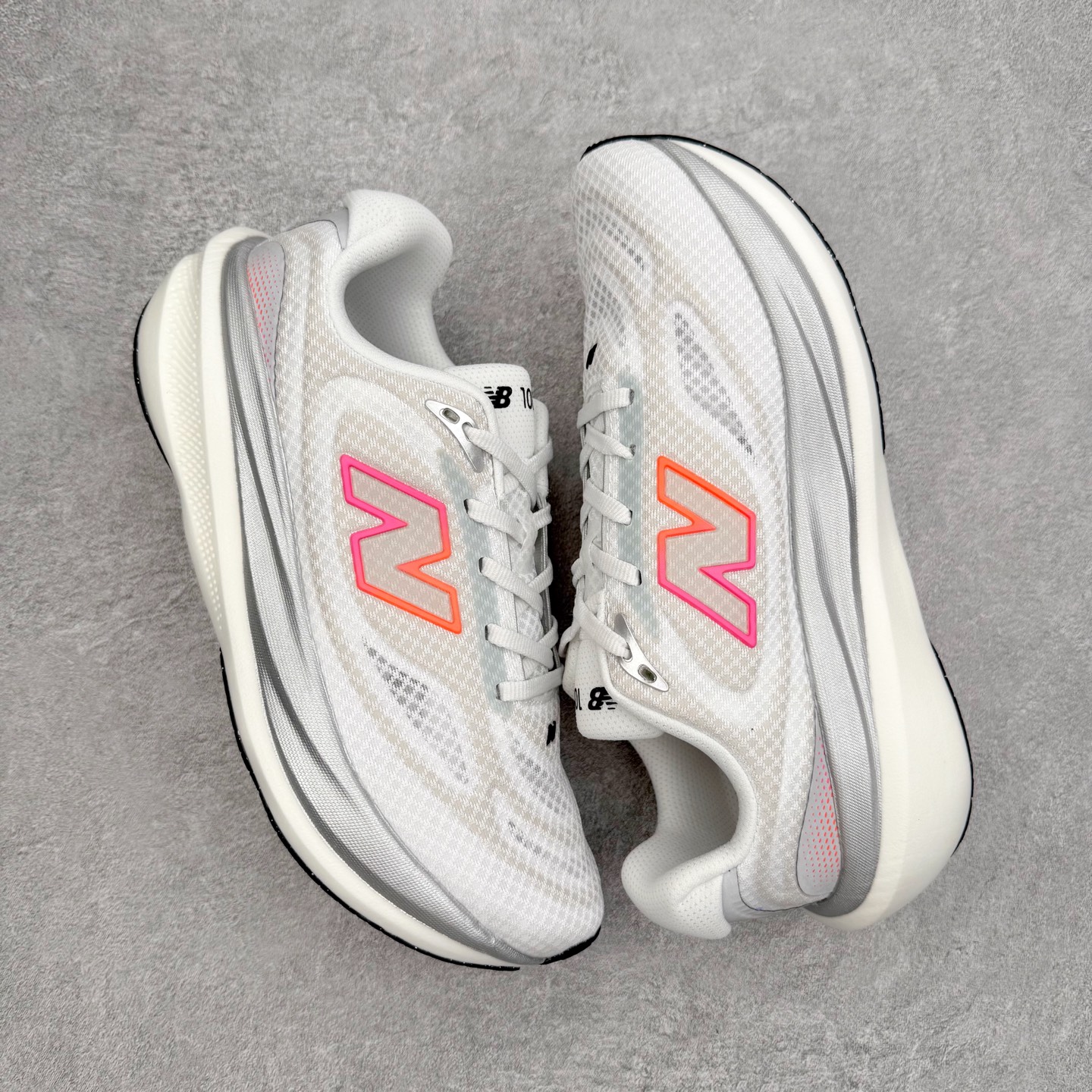 图片[3]-New Balance Fresh Foam X NB1080V6 新百伦系列低帮轻量化厚底健身休闲运动慢跑鞋 近赏｜无论是日常慢跑，还是City Walk，它都可轻松应对提起今年最流行的事情，想必在你所在的城市来一段City Walk，是很多潮男潮女都会做的吧。当时间来到十月，一年中最舒服的时光，无论是慢跑也好，还是City Walk，今天推荐的这双鞋，都可以轻松应对。那就是可以带给你久违的松弛感、治愈你柔软的需要的New Balance Fresh Foam X1080v15。作为New Balance经典跑鞋系列，1080系列可以说凝聚了品牌历来前沿科技与制造匠心。今年的v13版本可谓再度革新。在舒适体验、运动性能以及造型风格三个维度上做到了有机交融。舒适体验一直是1080跑鞋系列带给我们最大的直观感受，加上本就带有严肃跑鞋基因，在今年全新材料配方的Fresh FoamX中底泡棉上则有了不一样的缓震性能，重新定义“踩屎感”。可再生柔软针织鞋面使用可追溯的Repreve再生鞋面材料，柔软透气的鞋面提供绵密的贴合与包裹感，轻量分区橡胶大底分区外底橡胶采用新材料，改进纹路设计，增加前掌外底硬度，提升滚动反馈和传动效率。尺码：36 36.5 37 38 39.5 40 40.5 41.5 42 42.5 43 44 44.5 45-选品中心