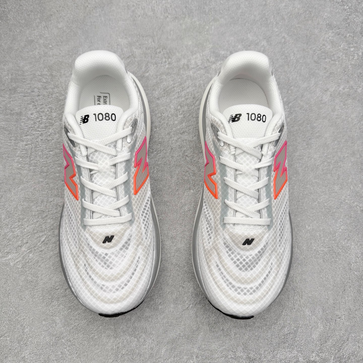 图片[2]-New Balance Fresh Foam X NB1080V6 新百伦系列低帮轻量化厚底健身休闲运动慢跑鞋 近赏｜无论是日常慢跑，还是City Walk，它都可轻松应对提起今年最流行的事情，想必在你所在的城市来一段City Walk，是很多潮男潮女都会做的吧。当时间来到十月，一年中最舒服的时光，无论是慢跑也好，还是City Walk，今天推荐的这双鞋，都可以轻松应对。那就是可以带给你久违的松弛感、治愈你柔软的需要的New Balance Fresh Foam X1080v15。作为New Balance经典跑鞋系列，1080系列可以说凝聚了品牌历来前沿科技与制造匠心。今年的v13版本可谓再度革新。在舒适体验、运动性能以及造型风格三个维度上做到了有机交融。舒适体验一直是1080跑鞋系列带给我们最大的直观感受，加上本就带有严肃跑鞋基因，在今年全新材料配方的Fresh FoamX中底泡棉上则有了不一样的缓震性能，重新定义“踩屎感”。可再生柔软针织鞋面使用可追溯的Repreve再生鞋面材料，柔软透气的鞋面提供绵密的贴合与包裹感，轻量分区橡胶大底分区外底橡胶采用新材料，改进纹路设计，增加前掌外底硬度，提升滚动反馈和传动效率。尺码：36 36.5 37 38 39.5 40 40.5 41.5 42 42.5 43 44 44.5 45-选品中心