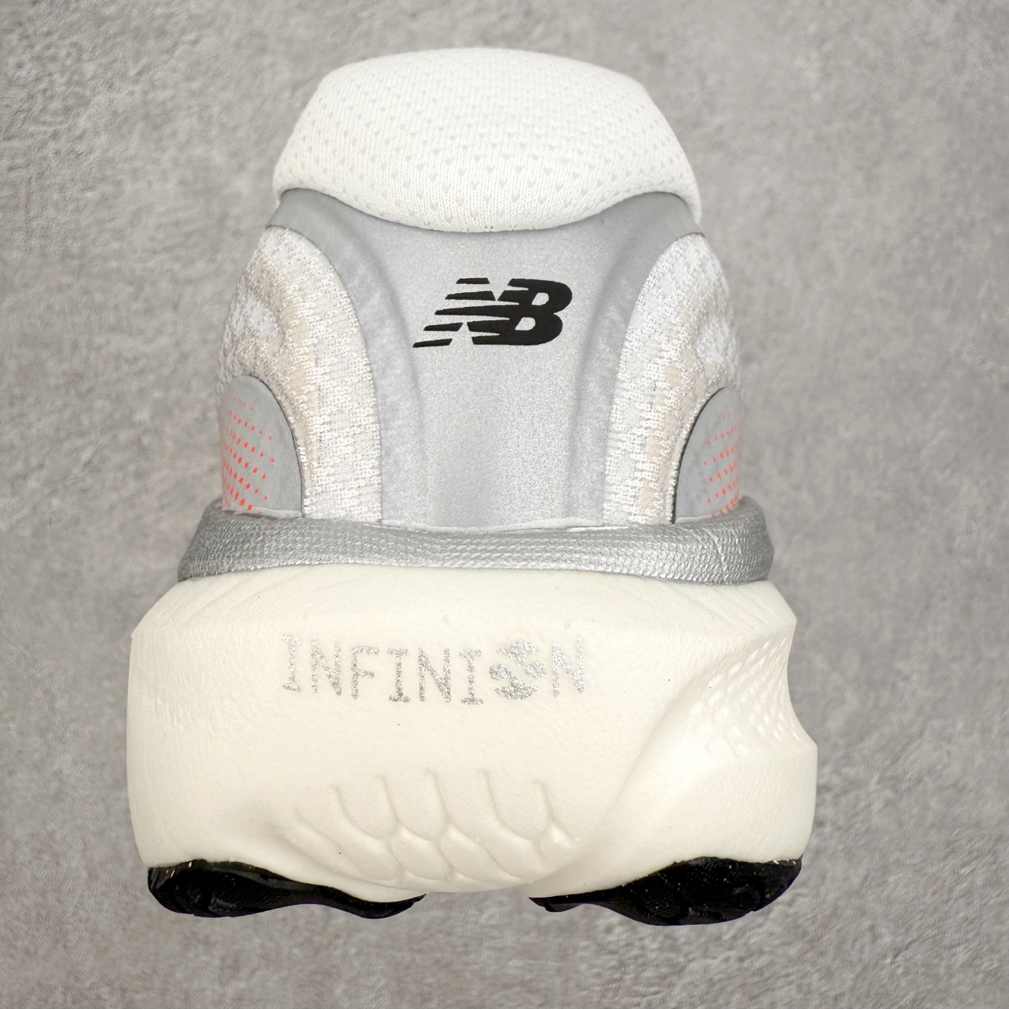 图片[8]-New Balance Fresh Foam X NB1080V6 新百伦系列低帮轻量化厚底健身休闲运动慢跑鞋 近赏｜无论是日常慢跑，还是City Walk，它都可轻松应对提起今年最流行的事情，想必在你所在的城市来一段City Walk，是很多潮男潮女都会做的吧。当时间来到十月，一年中最舒服的时光，无论是慢跑也好，还是City Walk，今天推荐的这双鞋，都可以轻松应对。那就是可以带给你久违的松弛感、治愈你柔软的需要的New Balance Fresh Foam X1080v15。作为New Balance经典跑鞋系列，1080系列可以说凝聚了品牌历来前沿科技与制造匠心。今年的v13版本可谓再度革新。在舒适体验、运动性能以及造型风格三个维度上做到了有机交融。舒适体验一直是1080跑鞋系列带给我们最大的直观感受，加上本就带有严肃跑鞋基因，在今年全新材料配方的Fresh FoamX中底泡棉上则有了不一样的缓震性能，重新定义“踩屎感”。可再生柔软针织鞋面使用可追溯的Repreve再生鞋面材料，柔软透气的鞋面提供绵密的贴合与包裹感，轻量分区橡胶大底分区外底橡胶采用新材料，改进纹路设计，增加前掌外底硬度，提升滚动反馈和传动效率。尺码：36 36.5 37 38 39.5 40 40.5 41.5 42 42.5 43 44 44.5 45-选品中心