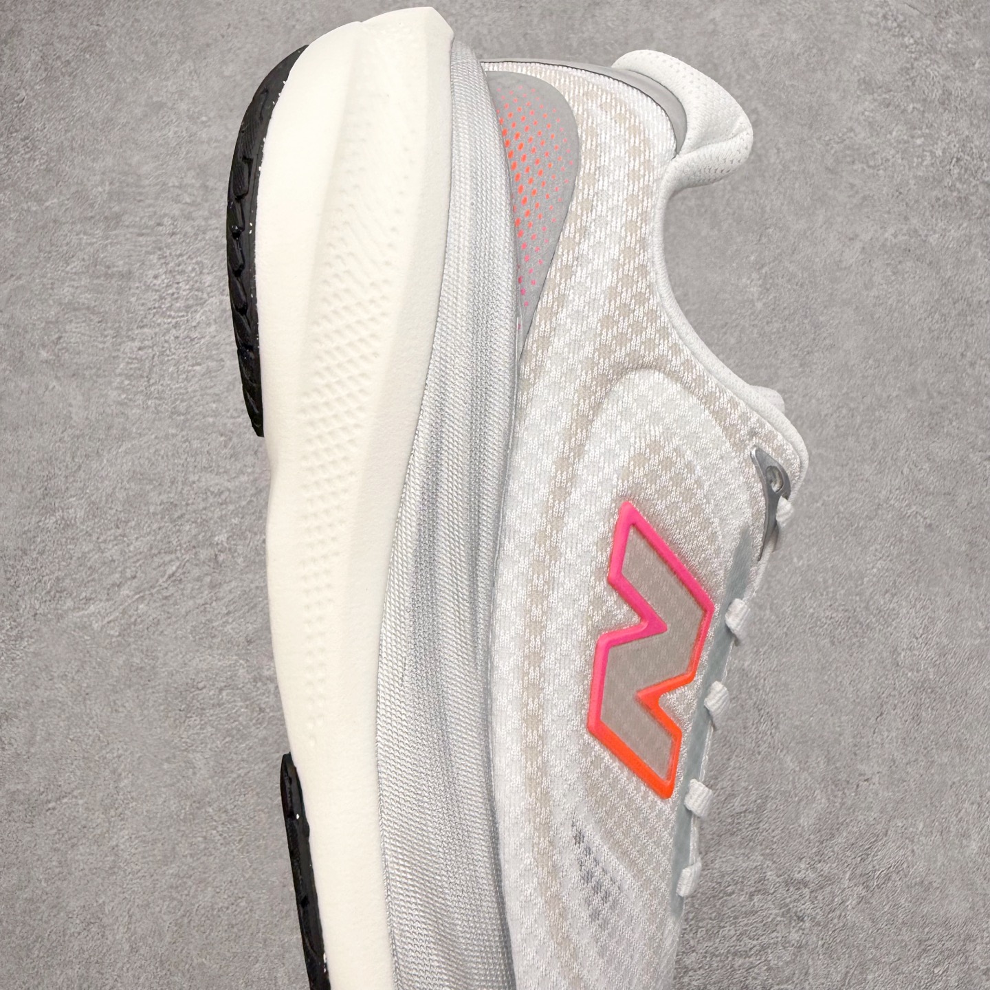 图片[6]-New Balance Fresh Foam X NB1080V6 新百伦系列低帮轻量化厚底健身休闲运动慢跑鞋 近赏｜无论是日常慢跑，还是City Walk，它都可轻松应对提起今年最流行的事情，想必在你所在的城市来一段City Walk，是很多潮男潮女都会做的吧。当时间来到十月，一年中最舒服的时光，无论是慢跑也好，还是City Walk，今天推荐的这双鞋，都可以轻松应对。那就是可以带给你久违的松弛感、治愈你柔软的需要的New Balance Fresh Foam X1080v15。作为New Balance经典跑鞋系列，1080系列可以说凝聚了品牌历来前沿科技与制造匠心。今年的v13版本可谓再度革新。在舒适体验、运动性能以及造型风格三个维度上做到了有机交融。舒适体验一直是1080跑鞋系列带给我们最大的直观感受，加上本就带有严肃跑鞋基因，在今年全新材料配方的Fresh FoamX中底泡棉上则有了不一样的缓震性能，重新定义“踩屎感”。可再生柔软针织鞋面使用可追溯的Repreve再生鞋面材料，柔软透气的鞋面提供绵密的贴合与包裹感，轻量分区橡胶大底分区外底橡胶采用新材料，改进纹路设计，增加前掌外底硬度，提升滚动反馈和传动效率。尺码：36 36.5 37 38 39.5 40 40.5 41.5 42 42.5 43 44 44.5 45-选品中心