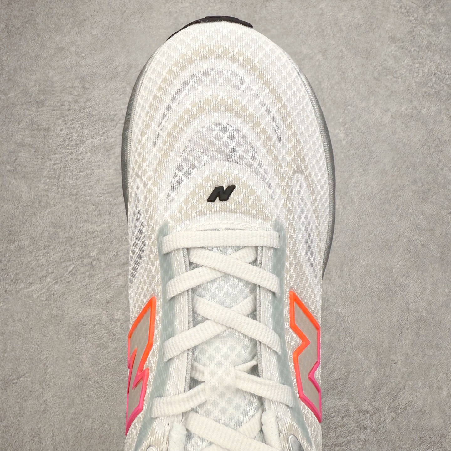 图片[4]-New Balance Fresh Foam X NB1080V6 新百伦系列低帮轻量化厚底健身休闲运动慢跑鞋 近赏｜无论是日常慢跑，还是City Walk，它都可轻松应对提起今年最流行的事情，想必在你所在的城市来一段City Walk，是很多潮男潮女都会做的吧。当时间来到十月，一年中最舒服的时光，无论是慢跑也好，还是City Walk，今天推荐的这双鞋，都可以轻松应对。那就是可以带给你久违的松弛感、治愈你柔软的需要的New Balance Fresh Foam X1080v15。作为New Balance经典跑鞋系列，1080系列可以说凝聚了品牌历来前沿科技与制造匠心。今年的v13版本可谓再度革新。在舒适体验、运动性能以及造型风格三个维度上做到了有机交融。舒适体验一直是1080跑鞋系列带给我们最大的直观感受，加上本就带有严肃跑鞋基因，在今年全新材料配方的Fresh FoamX中底泡棉上则有了不一样的缓震性能，重新定义“踩屎感”。可再生柔软针织鞋面使用可追溯的Repreve再生鞋面材料，柔软透气的鞋面提供绵密的贴合与包裹感，轻量分区橡胶大底分区外底橡胶采用新材料，改进纹路设计，增加前掌外底硬度，提升滚动反馈和传动效率。尺码：36 36.5 37 38 39.5 40 40.5 41.5 42 42.5 43 44 44.5 45-选品中心