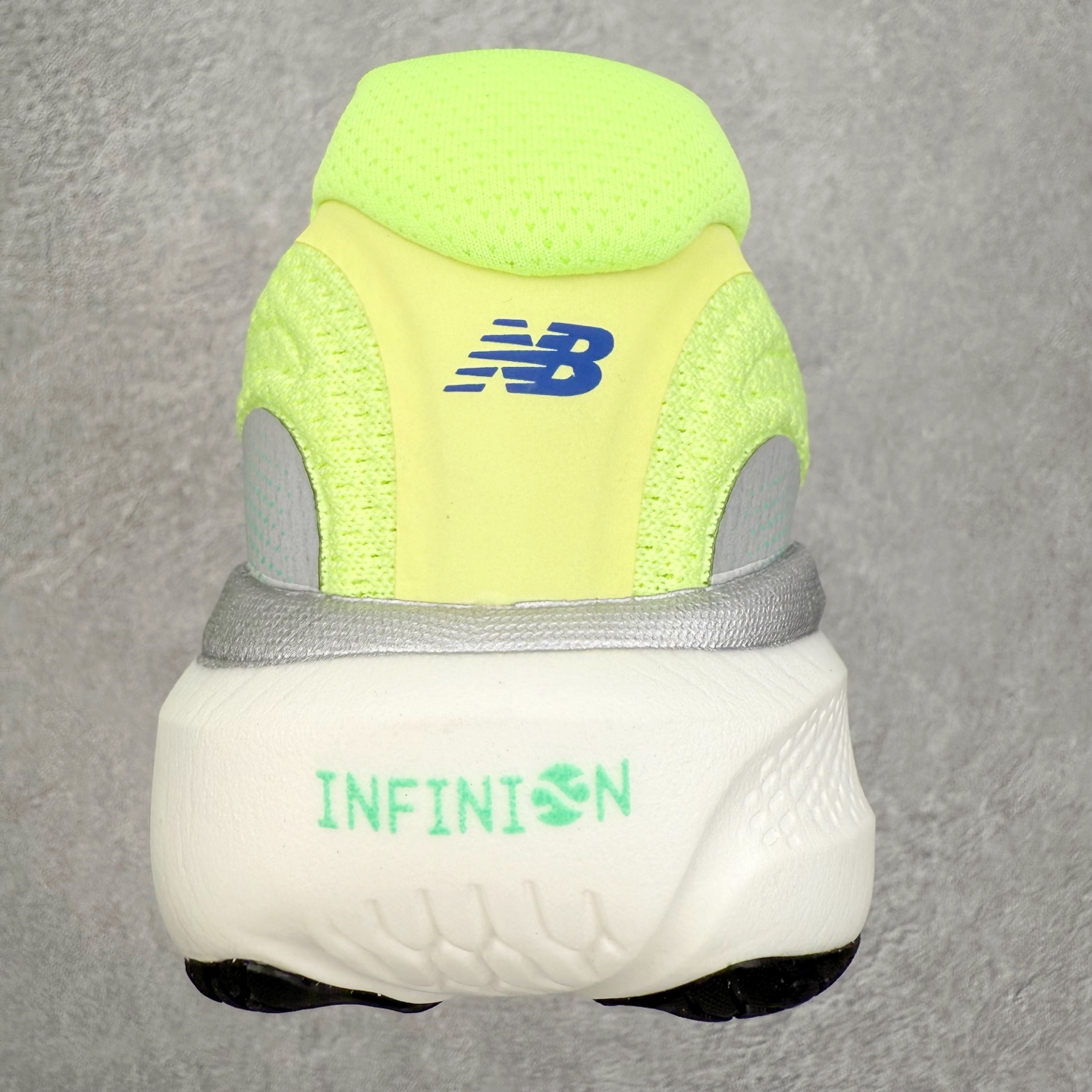 图片[8]-New Balance Fresh Foam X NB1080V6 新百伦系列低帮轻量化厚底健身休闲运动慢跑鞋 近赏｜无论是日常慢跑，还是City Walk，它都可轻松应对提起今年最流行的事情，想必在你所在的城市来一段City Walk，是很多潮男潮女都会做的吧。当时间来到十月，一年中最舒服的时光，无论是慢跑也好，还是City Walk，今天推荐的这双鞋，都可以轻松应对。那就是可以带给你久违的松弛感、治愈你柔软的需要的New Balance Fresh Foam X1080v15。作为New Balance经典跑鞋系列，1080系列可以说凝聚了品牌历来前沿科技与制造匠心。今年的v13版本可谓再度革新。在舒适体验、运动性能以及造型风格三个维度上做到了有机交融。舒适体验一直是1080跑鞋系列带给我们最大的直观感受，加上本就带有严肃跑鞋基因，在今年全新材料配方的Fresh FoamX中底泡棉上则有了不一样的缓震性能，重新定义“踩屎感”。可再生柔软针织鞋面使用可追溯的Repreve再生鞋面材料，柔软透气的鞋面提供绵密的贴合与包裹感，轻量分区橡胶大底分区外底橡胶采用新材料，改进纹路设计，增加前掌外底硬度，提升滚动反馈和传动效率。尺码：36 36.5 37 38 39.5 40 40.5 41.5 42 42.5 43 44 44.5 45-选品中心