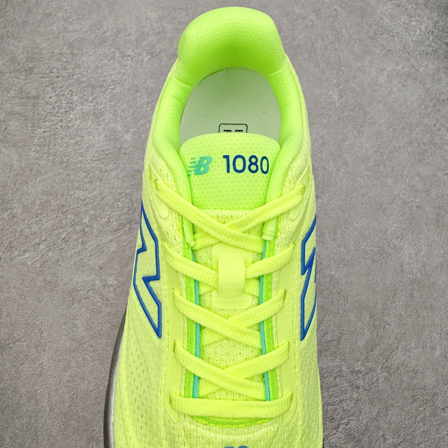 图片[5]-New Balance Fresh Foam X NB1080V6 新百伦系列低帮轻量化厚底健身休闲运动慢跑鞋 近赏｜无论是日常慢跑，还是City Walk，它都可轻松应对提起今年最流行的事情，想必在你所在的城市来一段City Walk，是很多潮男潮女都会做的吧。当时间来到十月，一年中最舒服的时光，无论是慢跑也好，还是City Walk，今天推荐的这双鞋，都可以轻松应对。那就是可以带给你久违的松弛感、治愈你柔软的需要的New Balance Fresh Foam X1080v15。作为New Balance经典跑鞋系列，1080系列可以说凝聚了品牌历来前沿科技与制造匠心。今年的v13版本可谓再度革新。在舒适体验、运动性能以及造型风格三个维度上做到了有机交融。舒适体验一直是1080跑鞋系列带给我们最大的直观感受，加上本就带有严肃跑鞋基因，在今年全新材料配方的Fresh FoamX中底泡棉上则有了不一样的缓震性能，重新定义“踩屎感”。可再生柔软针织鞋面使用可追溯的Repreve再生鞋面材料，柔软透气的鞋面提供绵密的贴合与包裹感，轻量分区橡胶大底分区外底橡胶采用新材料，改进纹路设计，增加前掌外底硬度，提升滚动反馈和传动效率。尺码：36 36.5 37 38 39.5 40 40.5 41.5 42 42.5 43 44 44.5 45-选品中心