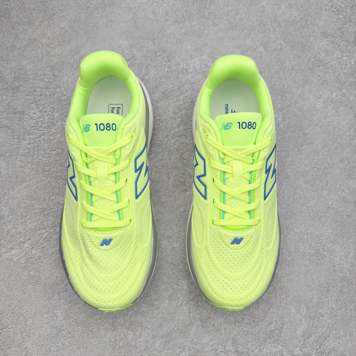 图片[2]-New Balance Fresh Foam X NB1080V6 新百伦系列低帮轻量化厚底健身休闲运动慢跑鞋 近赏｜无论是日常慢跑，还是City Walk，它都可轻松应对提起今年最流行的事情，想必在你所在的城市来一段City Walk，是很多潮男潮女都会做的吧。当时间来到十月，一年中最舒服的时光，无论是慢跑也好，还是City Walk，今天推荐的这双鞋，都可以轻松应对。那就是可以带给你久违的松弛感、治愈你柔软的需要的New Balance Fresh Foam X1080v15。作为New Balance经典跑鞋系列，1080系列可以说凝聚了品牌历来前沿科技与制造匠心。今年的v13版本可谓再度革新。在舒适体验、运动性能以及造型风格三个维度上做到了有机交融。舒适体验一直是1080跑鞋系列带给我们最大的直观感受，加上本就带有严肃跑鞋基因，在今年全新材料配方的Fresh FoamX中底泡棉上则有了不一样的缓震性能，重新定义“踩屎感”。可再生柔软针织鞋面使用可追溯的Repreve再生鞋面材料，柔软透气的鞋面提供绵密的贴合与包裹感，轻量分区橡胶大底分区外底橡胶采用新材料，改进纹路设计，增加前掌外底硬度，提升滚动反馈和传动效率。尺码：36 36.5 37 38 39.5 40 40.5 41.5 42 42.5 43 44 44.5 45-选品中心