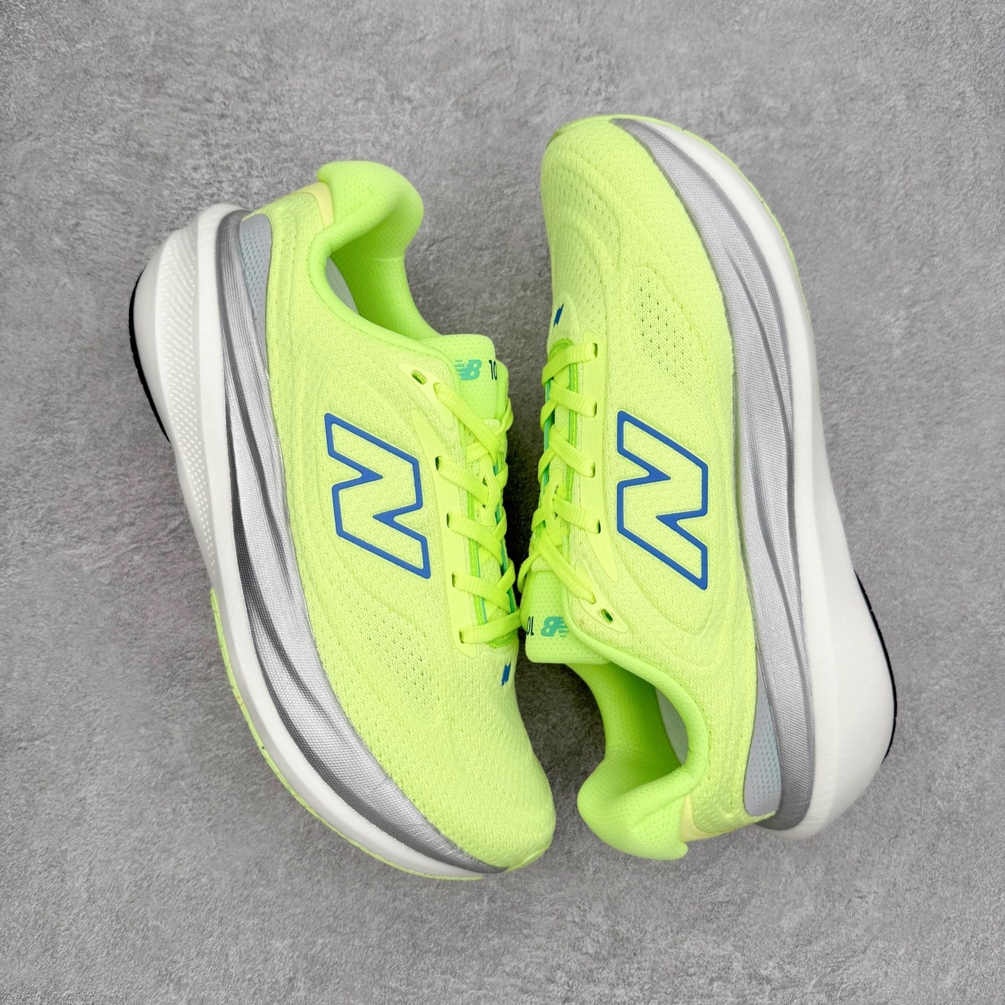 图片[3]-New Balance Fresh Foam X NB1080V6 新百伦系列低帮轻量化厚底健身休闲运动慢跑鞋 近赏｜无论是日常慢跑，还是City Walk，它都可轻松应对提起今年最流行的事情，想必在你所在的城市来一段City Walk，是很多潮男潮女都会做的吧。当时间来到十月，一年中最舒服的时光，无论是慢跑也好，还是City Walk，今天推荐的这双鞋，都可以轻松应对。那就是可以带给你久违的松弛感、治愈你柔软的需要的New Balance Fresh Foam X1080v15。作为New Balance经典跑鞋系列，1080系列可以说凝聚了品牌历来前沿科技与制造匠心。今年的v13版本可谓再度革新。在舒适体验、运动性能以及造型风格三个维度上做到了有机交融。舒适体验一直是1080跑鞋系列带给我们最大的直观感受，加上本就带有严肃跑鞋基因，在今年全新材料配方的Fresh FoamX中底泡棉上则有了不一样的缓震性能，重新定义“踩屎感”。可再生柔软针织鞋面使用可追溯的Repreve再生鞋面材料，柔软透气的鞋面提供绵密的贴合与包裹感，轻量分区橡胶大底分区外底橡胶采用新材料，改进纹路设计，增加前掌外底硬度，提升滚动反馈和传动效率。尺码：36 36.5 37 38 39.5 40 40.5 41.5 42 42.5 43 44 44.5 45-选品中心