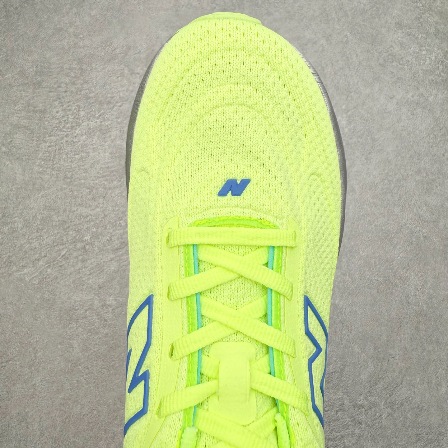 图片[4]-New Balance Fresh Foam X NB1080V6 新百伦系列低帮轻量化厚底健身休闲运动慢跑鞋 近赏｜无论是日常慢跑，还是City Walk，它都可轻松应对提起今年最流行的事情，想必在你所在的城市来一段City Walk，是很多潮男潮女都会做的吧。当时间来到十月，一年中最舒服的时光，无论是慢跑也好，还是City Walk，今天推荐的这双鞋，都可以轻松应对。那就是可以带给你久违的松弛感、治愈你柔软的需要的New Balance Fresh Foam X1080v15。作为New Balance经典跑鞋系列，1080系列可以说凝聚了品牌历来前沿科技与制造匠心。今年的v13版本可谓再度革新。在舒适体验、运动性能以及造型风格三个维度上做到了有机交融。舒适体验一直是1080跑鞋系列带给我们最大的直观感受，加上本就带有严肃跑鞋基因，在今年全新材料配方的Fresh FoamX中底泡棉上则有了不一样的缓震性能，重新定义“踩屎感”。可再生柔软针织鞋面使用可追溯的Repreve再生鞋面材料，柔软透气的鞋面提供绵密的贴合与包裹感，轻量分区橡胶大底分区外底橡胶采用新材料，改进纹路设计，增加前掌外底硬度，提升滚动反馈和传动效率。尺码：36 36.5 37 38 39.5 40 40.5 41.5 42 42.5 43 44 44.5 45-选品中心