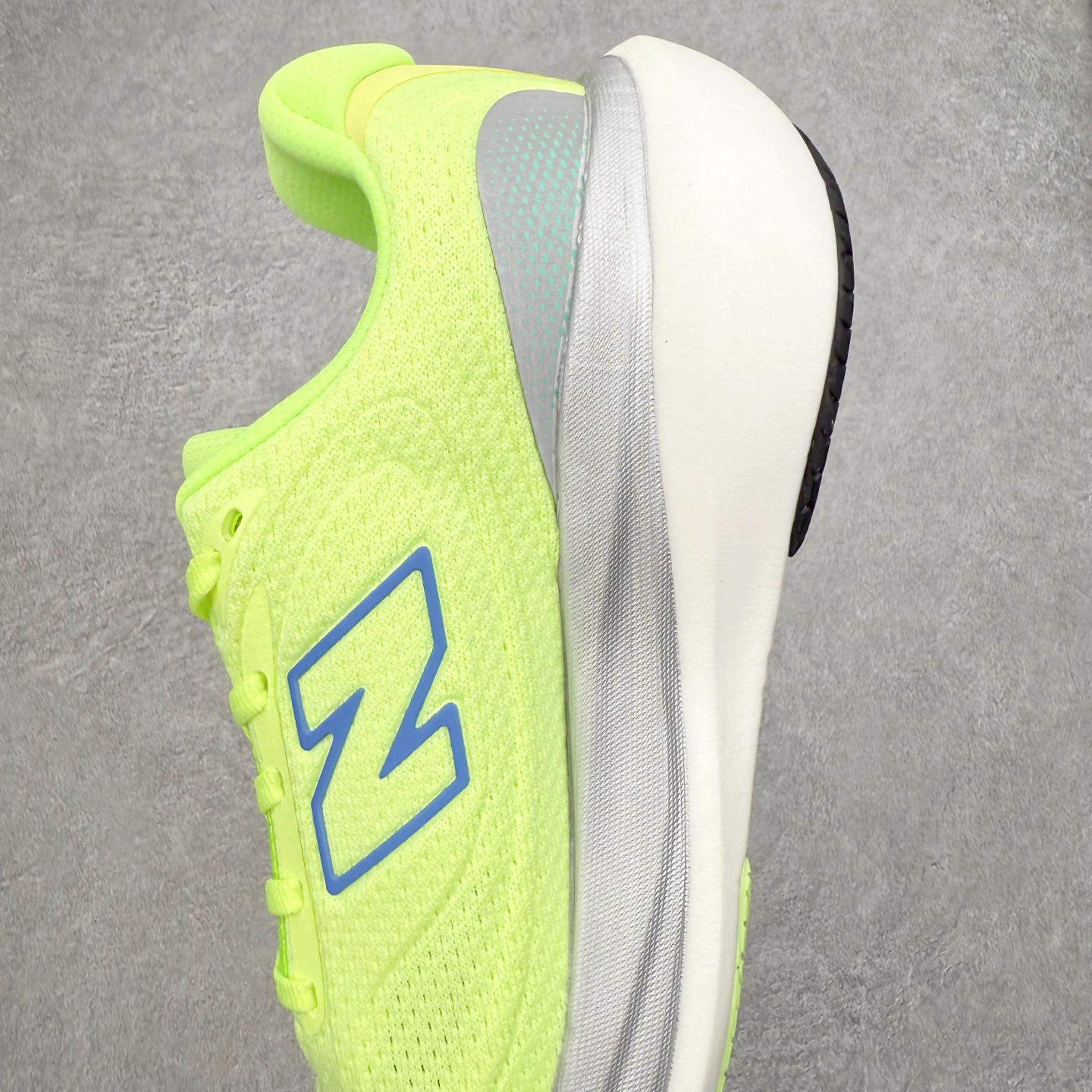 图片[7]-New Balance Fresh Foam X NB1080V6 新百伦系列低帮轻量化厚底健身休闲运动慢跑鞋 近赏｜无论是日常慢跑，还是City Walk，它都可轻松应对提起今年最流行的事情，想必在你所在的城市来一段City Walk，是很多潮男潮女都会做的吧。当时间来到十月，一年中最舒服的时光，无论是慢跑也好，还是City Walk，今天推荐的这双鞋，都可以轻松应对。那就是可以带给你久违的松弛感、治愈你柔软的需要的New Balance Fresh Foam X1080v15。作为New Balance经典跑鞋系列，1080系列可以说凝聚了品牌历来前沿科技与制造匠心。今年的v13版本可谓再度革新。在舒适体验、运动性能以及造型风格三个维度上做到了有机交融。舒适体验一直是1080跑鞋系列带给我们最大的直观感受，加上本就带有严肃跑鞋基因，在今年全新材料配方的Fresh FoamX中底泡棉上则有了不一样的缓震性能，重新定义“踩屎感”。可再生柔软针织鞋面使用可追溯的Repreve再生鞋面材料，柔软透气的鞋面提供绵密的贴合与包裹感，轻量分区橡胶大底分区外底橡胶采用新材料，改进纹路设计，增加前掌外底硬度，提升滚动反馈和传动效率。尺码：36 36.5 37 38 39.5 40 40.5 41.5 42 42.5 43 44 44.5 45-选品中心
